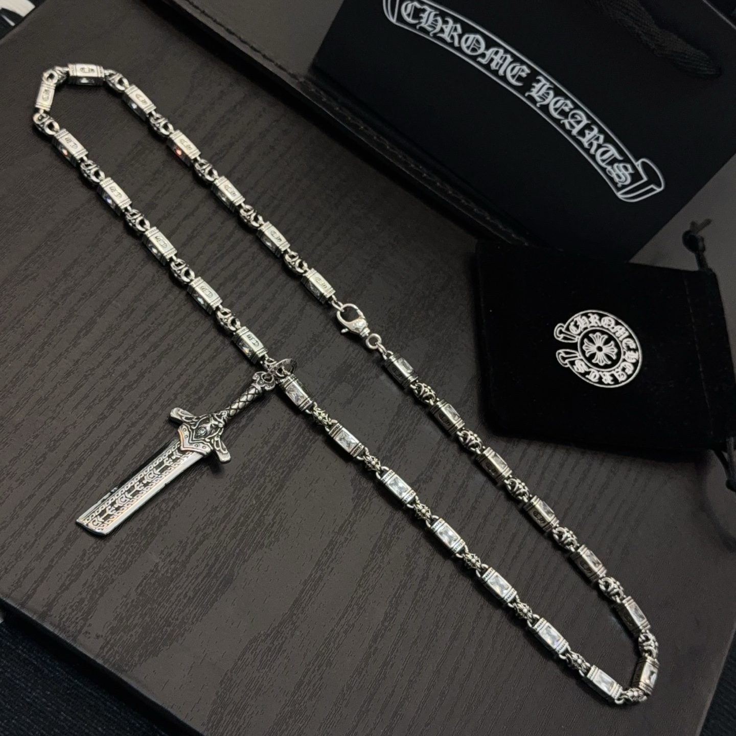 新款【专柜品质】Chrome Hearts克罗心复古白钻十字花项链 宝剑吊坠 凹凸造型不同的花纹设计风
