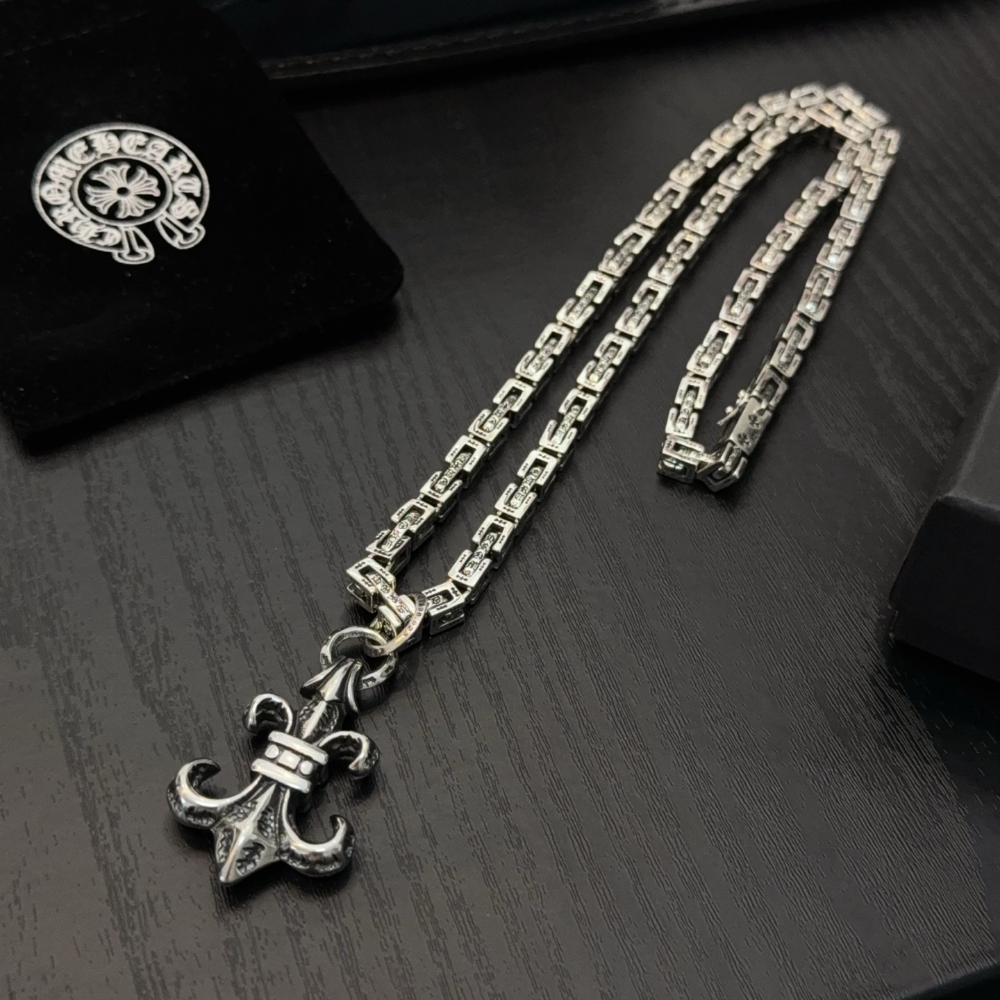   新款【专柜品质】Chrome Hearts克罗心复古字母粗项链 童军花吊坠 凹凸造型不同的花纹设计风