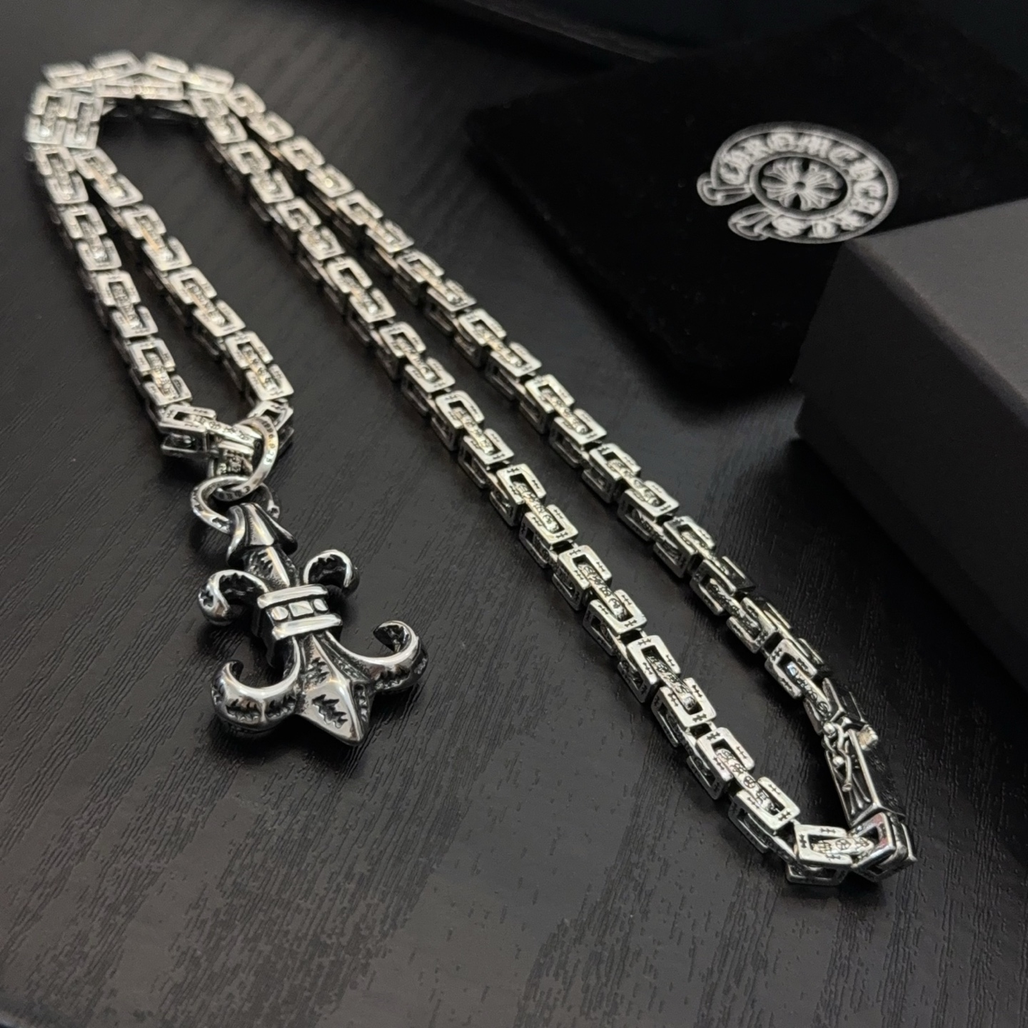   新款【专柜品质】Chrome Hearts克罗心复古字母粗项链 童军花吊坠 凹凸造型不同的花纹设计风