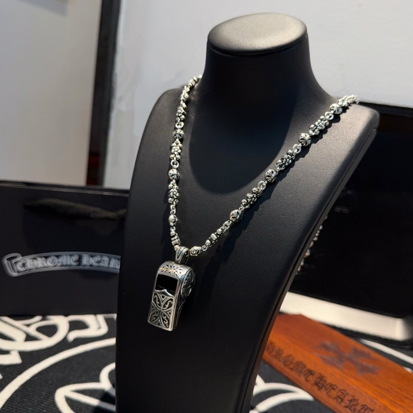  新款【专柜品质】Chrome Hearts克罗心复古十字花球项链 哨子吊坠 凹凸造型不同的花纹设计风格