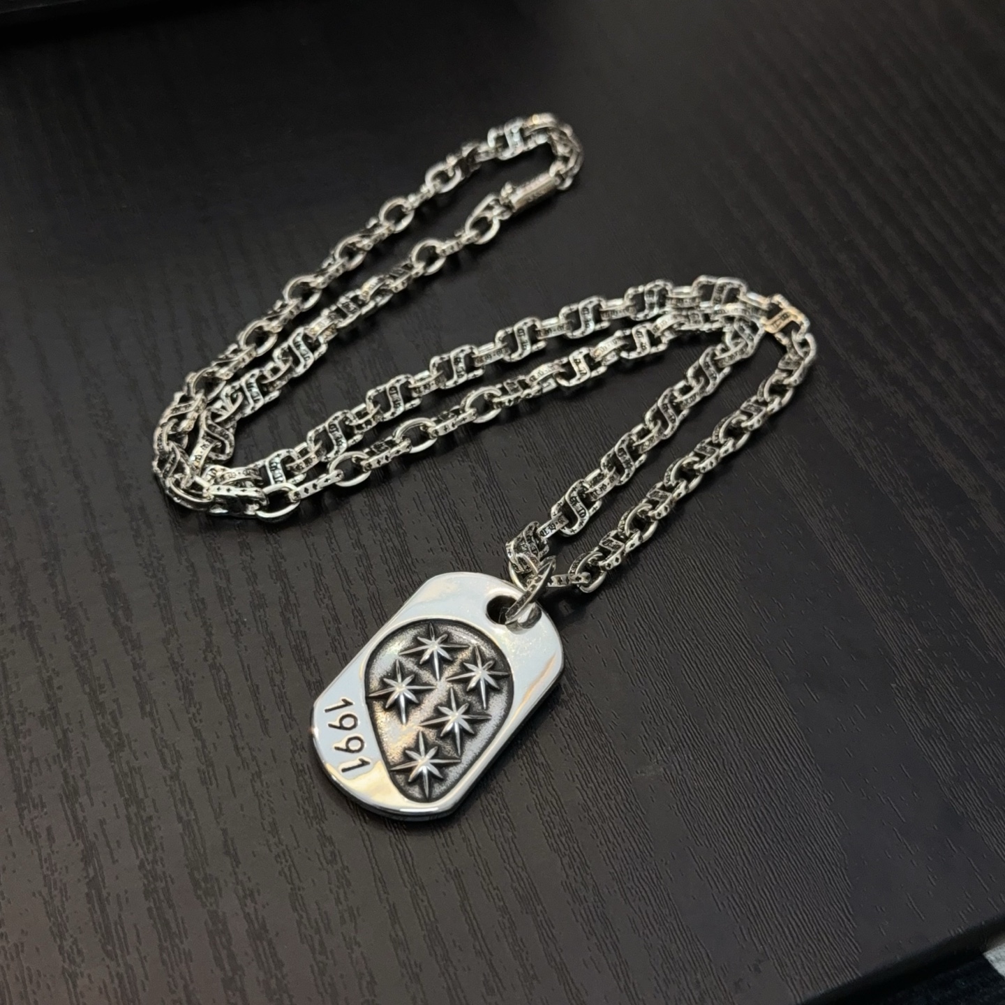   新款【专柜品质】Chrome Hearts克罗心复古字母项链 方牌吊坠 凹凸造型不同的花纹设计风格 