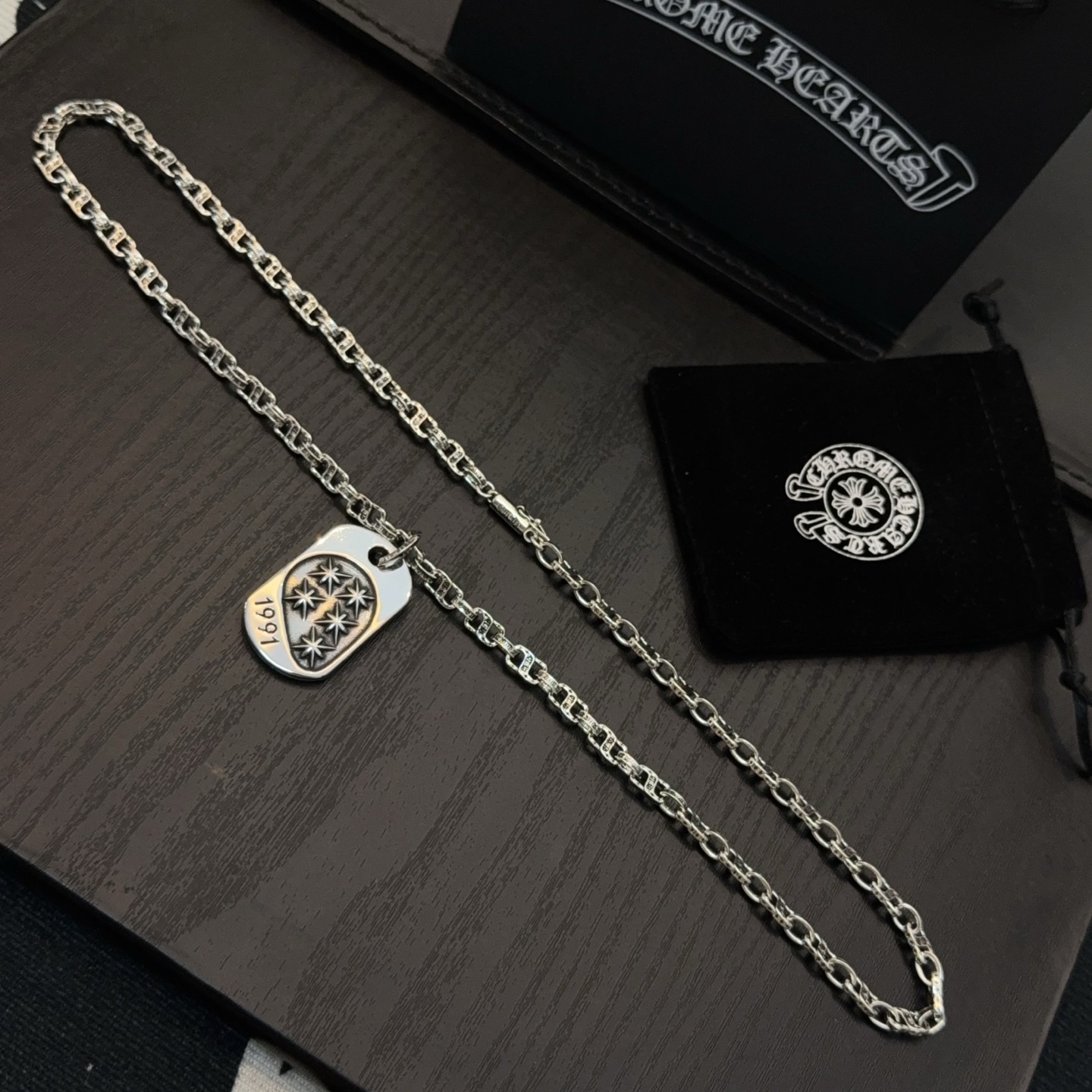   新款【专柜品质】Chrome Hearts克罗心复古字母项链 方牌吊坠 凹凸造型不同的花纹设计风格 