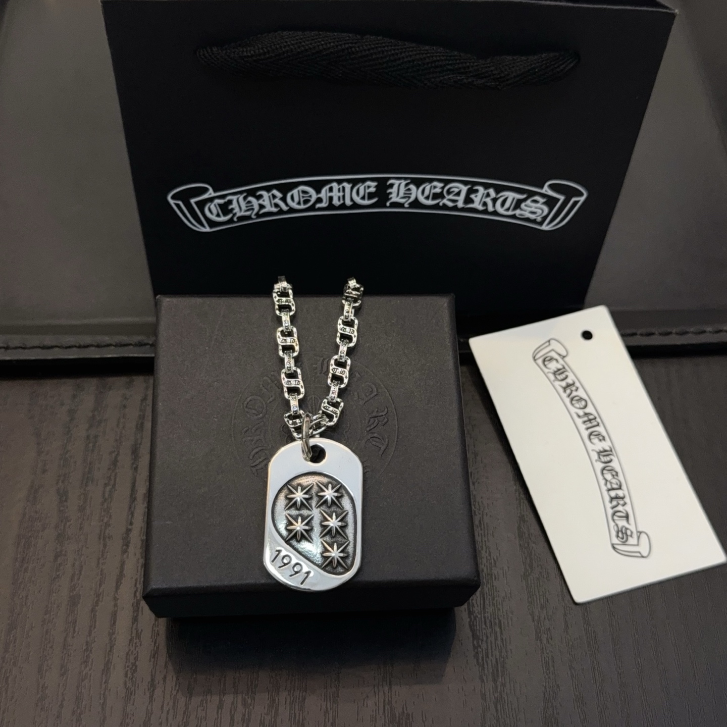   新款【专柜品质】Chrome Hearts克罗心复古字母项链 方牌吊坠 凹凸造型不同的花纹设计风格 
