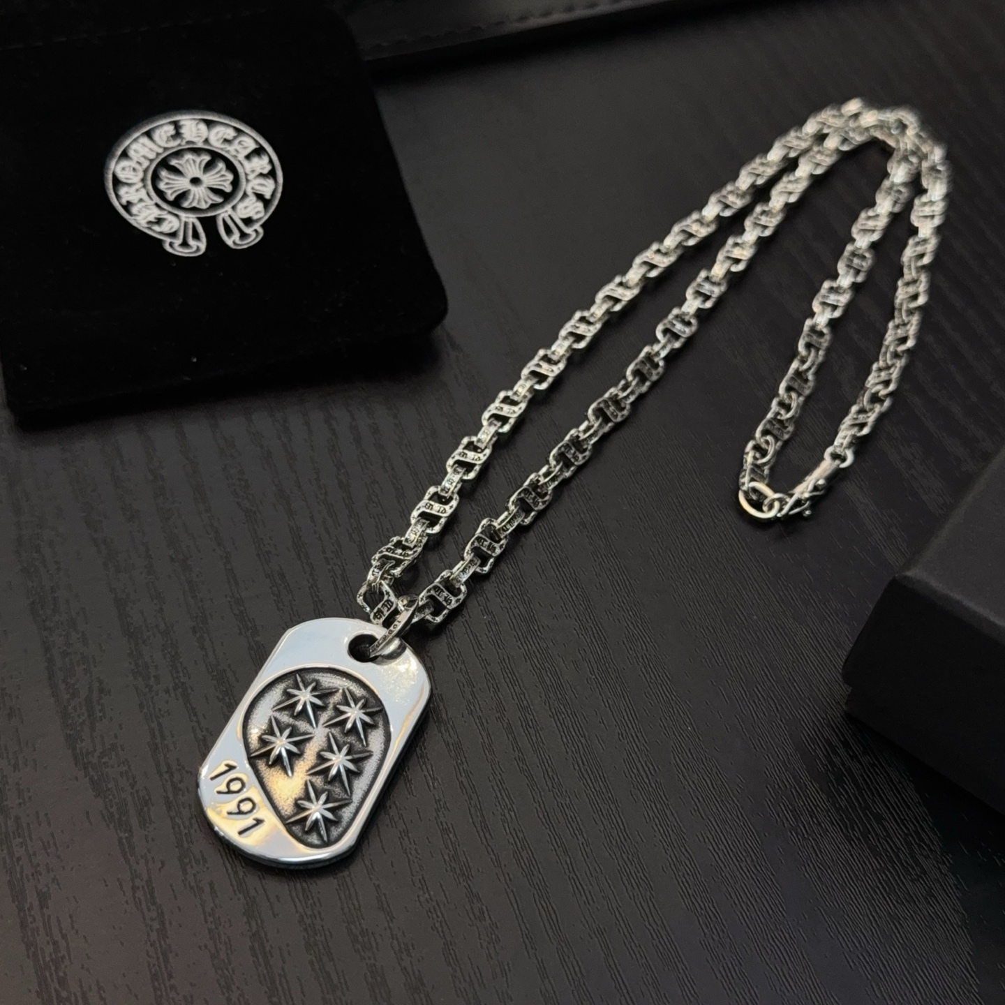   新款【专柜品质】Chrome Hearts克罗心复古字母项链 方牌吊坠 凹凸造型不同的花纹设计风格 