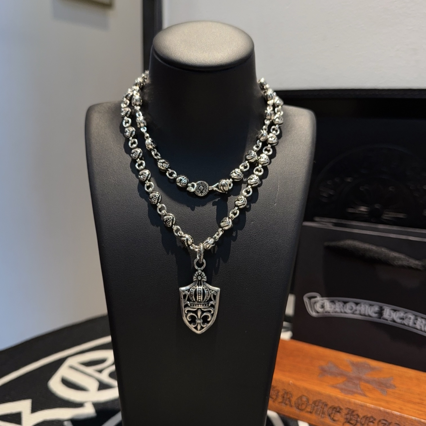  新款【专柜品质】Chrome Hearts克罗心复古藤蔓爱心项链 盾牌吊坠 凹凸造型不同的花纹设计风格