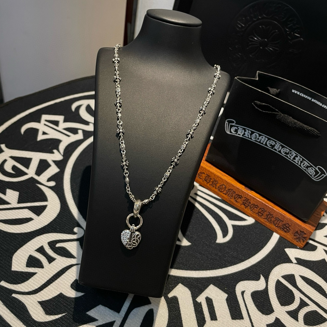 批 新款【专柜品质】Chrome Hearts克罗心项链 ，藤花爱心吊坠，凹凸造型不同的花纹设计风格 呈