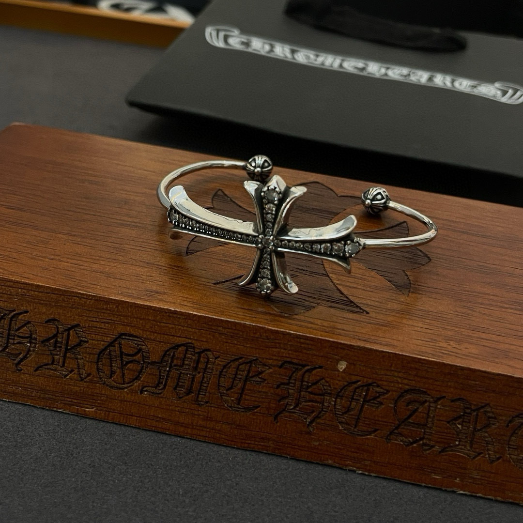   专柜品质Chrome Hearts克罗心 经典复古十字架满钻手镯 凹凸造型不同的花纹设计风格 呈现出