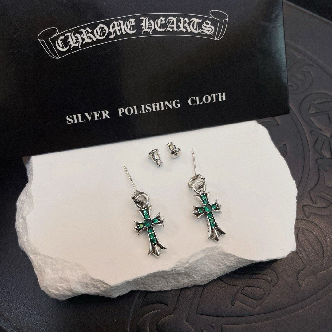 批 新款【专柜品质】Chrome Hearts克罗心 经典复古十字架耳钉 凹凸造型不同的花纹设计风格 呈