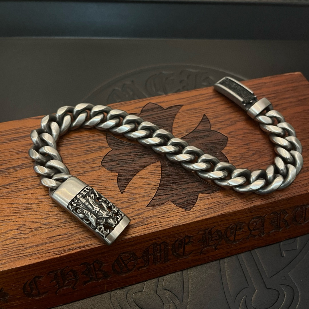 批 【专柜品质】Chrome Hearts克罗心 经典复古做旧手链 凹凸造型不同的花纹设计风格 呈现出与