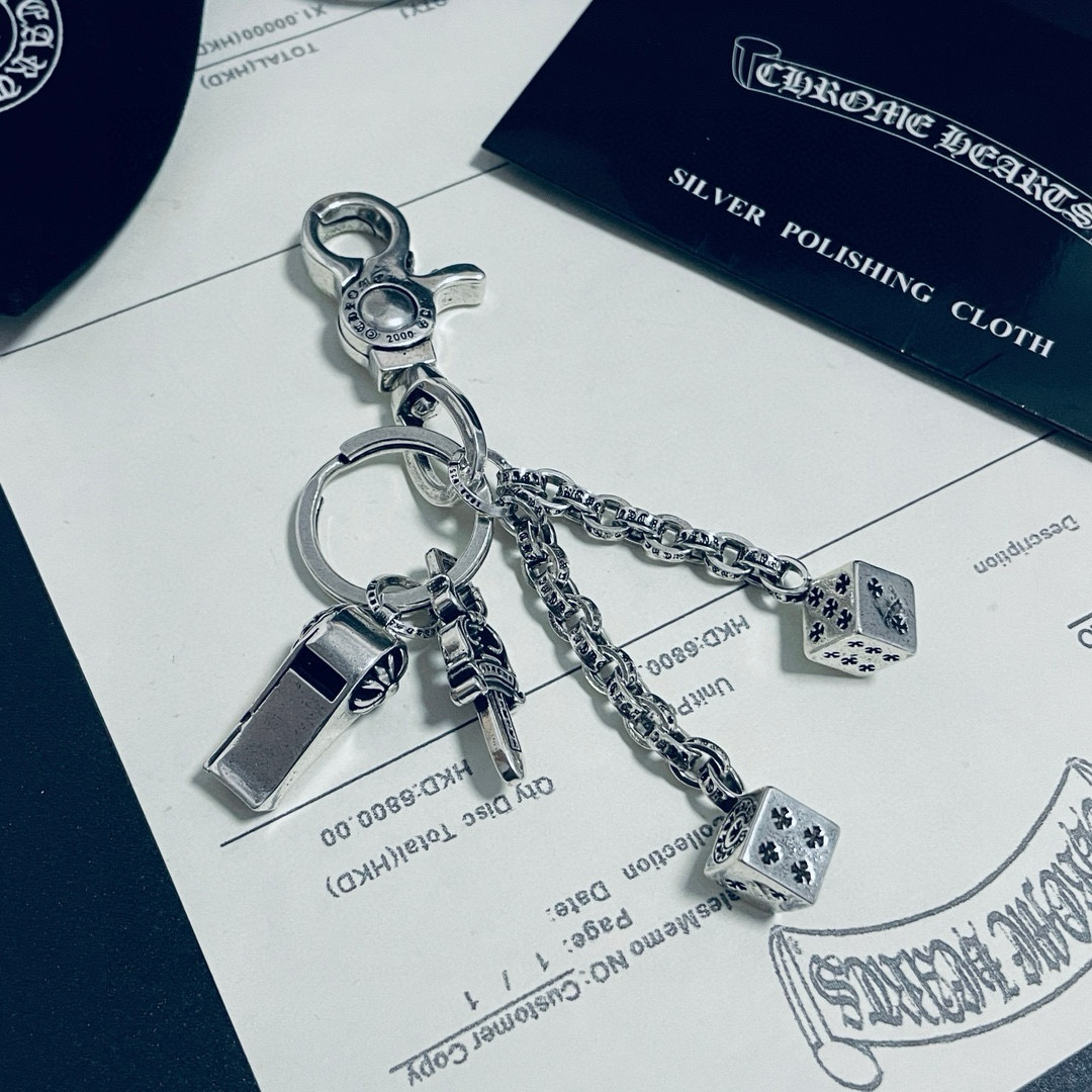  𝐂𝐡𝐫𝐨𝐦𝐞 𝐡𝐞𝐚𝐫𝐭𝐬 克罗心
骰子*口哨宝剑钥匙扣
满满的质感 泰银风格 超级好搭
可以当钥匙扣