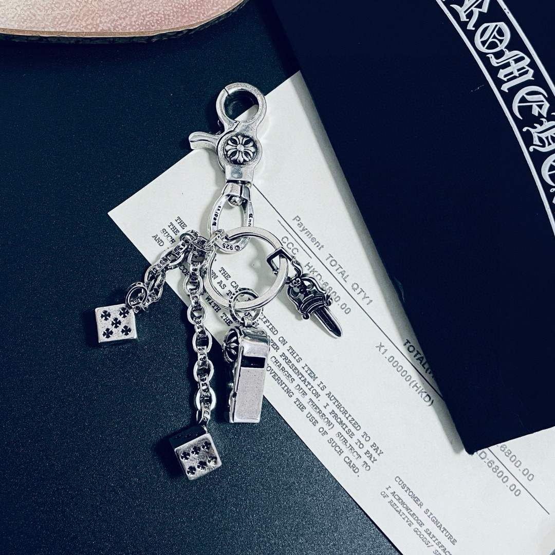 𝐂𝐡𝐫𝐨𝐦𝐞 𝐡𝐞𝐚𝐫𝐭𝐬 克罗心
骰子*口哨宝剑钥匙扣
满满的质感 泰银风格 超级好搭
可以当钥匙扣