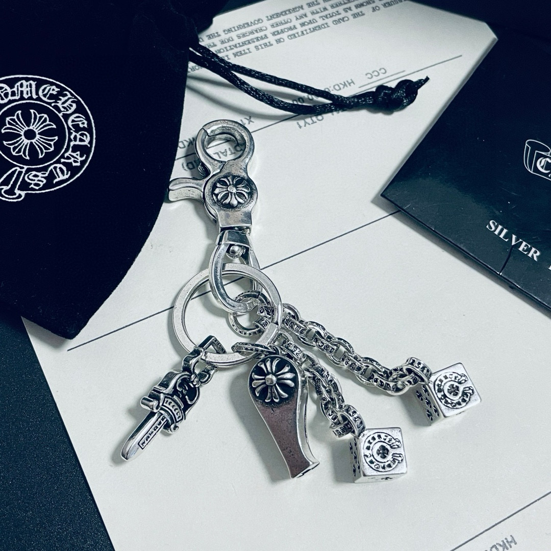 𝐂𝐡𝐫𝐨𝐦𝐞 𝐡𝐞𝐚𝐫𝐭𝐬 克罗心
骰子*口哨宝剑钥匙扣
满满的质感 泰银风格 超级好搭
可以当钥匙扣