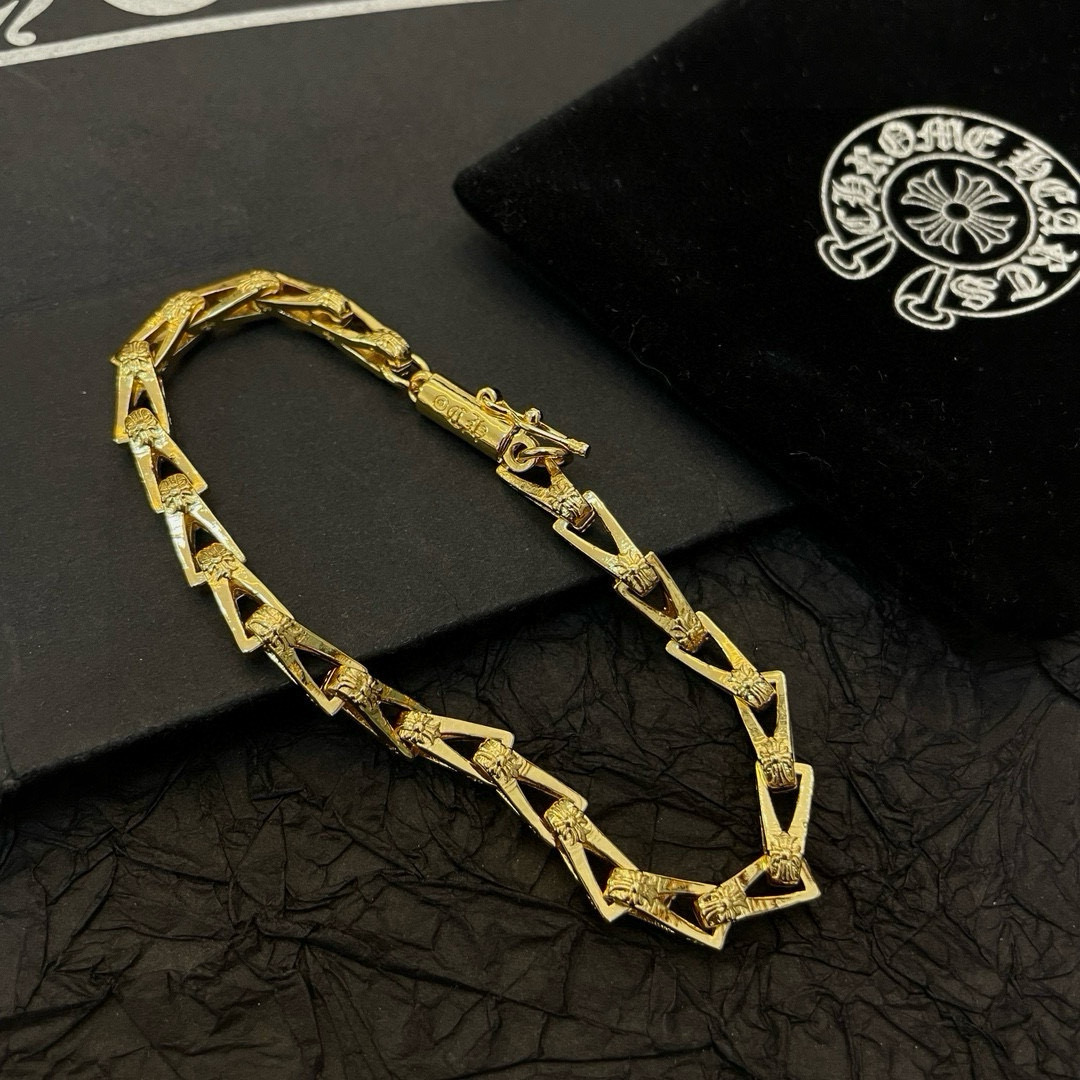  新款【专柜品质】Chrome Hearts克罗心 经典黄金色复古十字架手链 凹凸造型不同的花纹设计风格