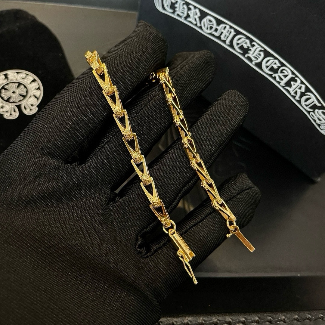  新款【专柜品质】Chrome Hearts克罗心 经典黄金色复古十字架手链 凹凸造型不同的花纹设计风格