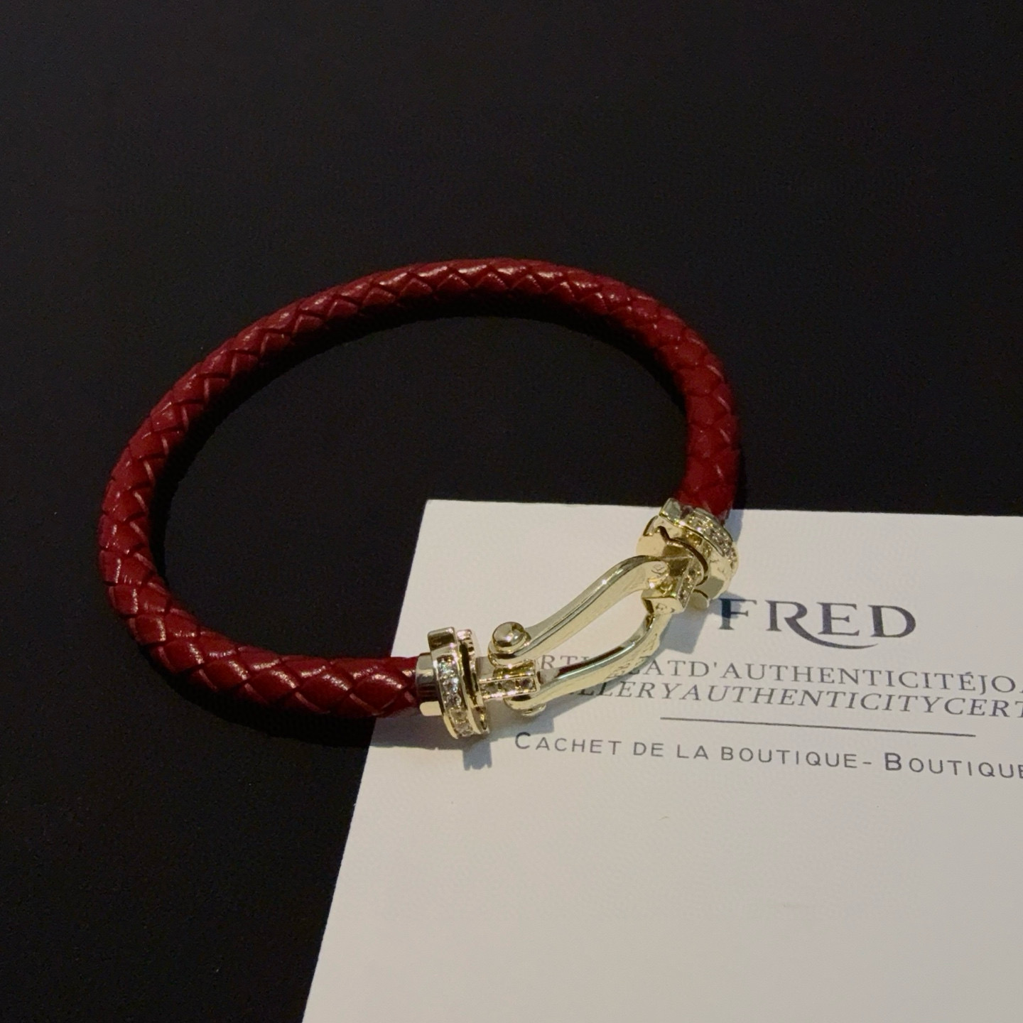  ❤火爆🎉 𝗙𝗥𝗘𝗗 费雷德满钻马蹄扣皮绳手镯手绳，经典百搭，网红达人 时尚一族备必‬单品，时尚精致，1