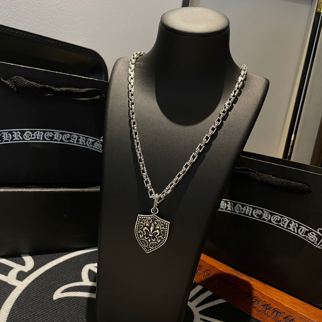  新款【专柜品质】Chrome Hearts克罗心 经典复古项链 个性盾牌吊坠 凹凸造型不同的花纹设计风