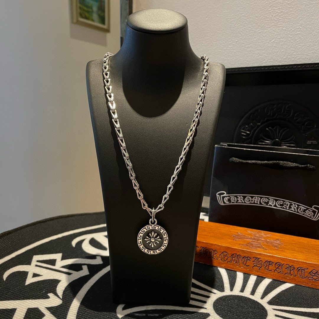  新款【专柜品质】Chrome Hearts克罗心 经典复古十字花项链 圆牌十字花吊坠 凹凸造型不同的花