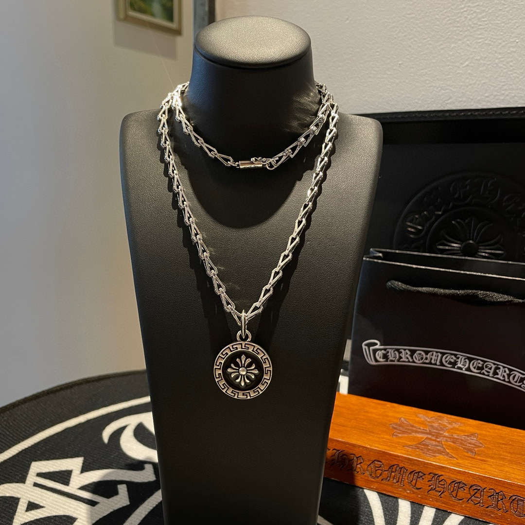  新款【专柜品质】Chrome Hearts克罗心 经典复古十字花项链 圆牌十字花吊坠 凹凸造型不同的花