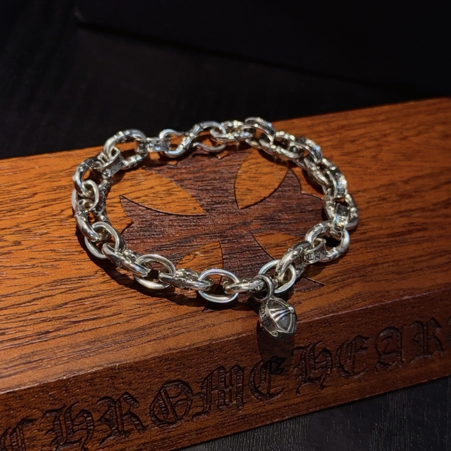  新款【专柜品质】Chrome Hearts克罗心经典字母手链 ，凹凸造型不同的花纹设计风格呈现出与众不