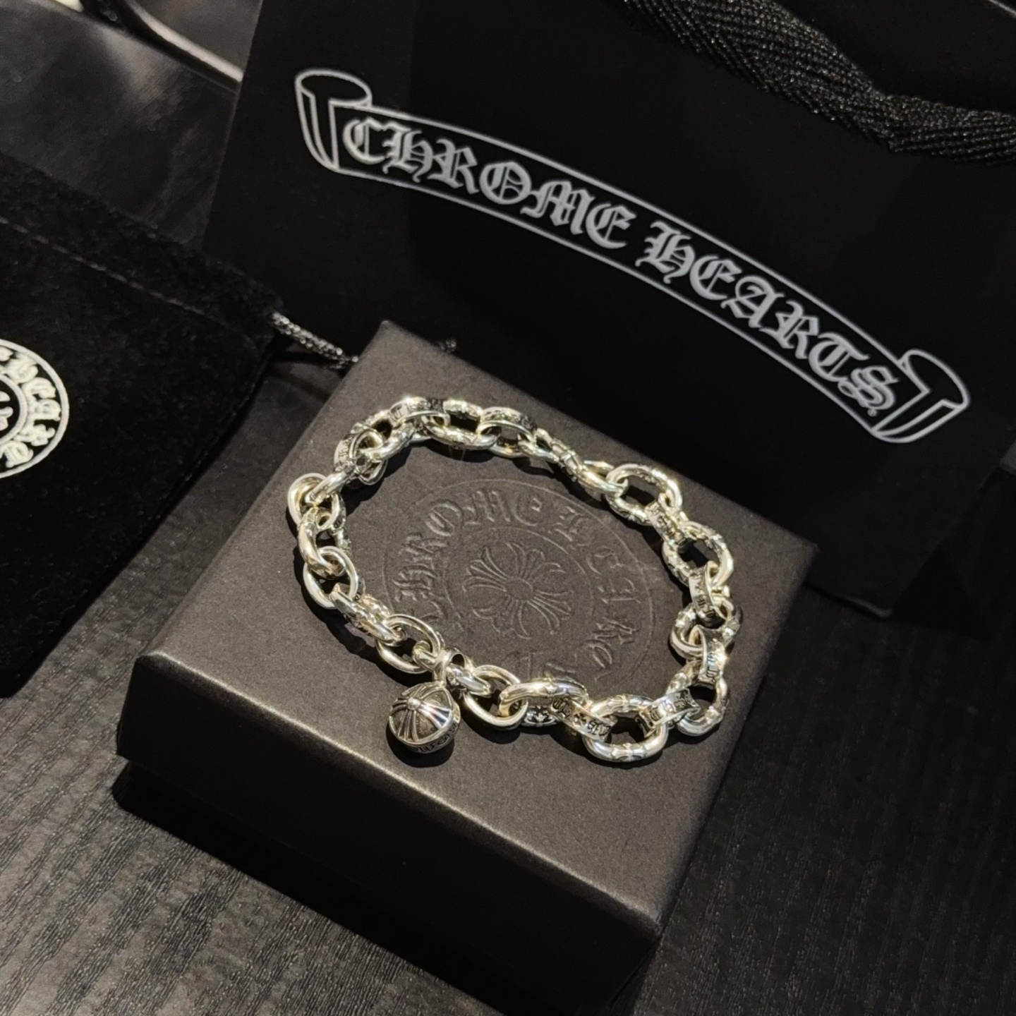  新款【专柜品质】Chrome Hearts克罗心经典字母手链 ，凹凸造型不同的花纹设计风格呈现出与众不