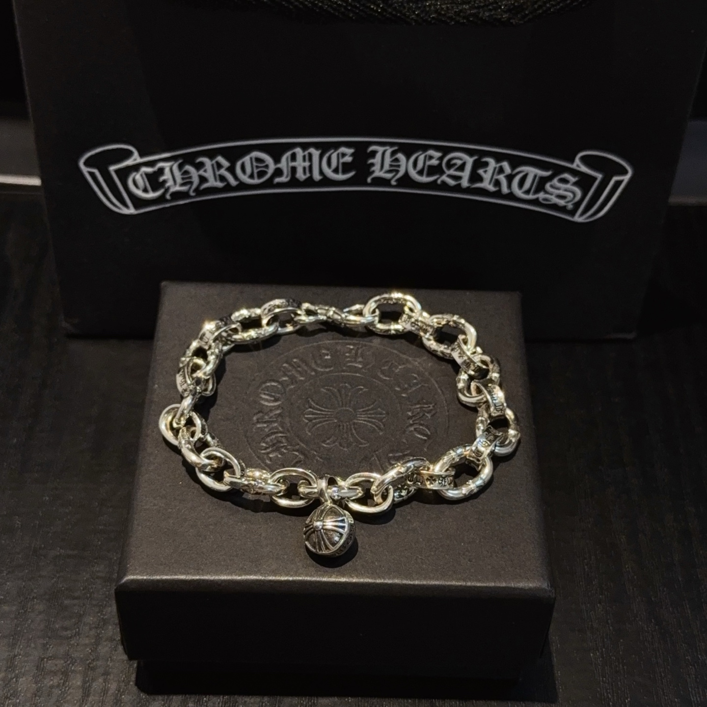  新款【专柜品质】Chrome Hearts克罗心经典字母手链 ，凹凸造型不同的花纹设计风格呈现出与众不