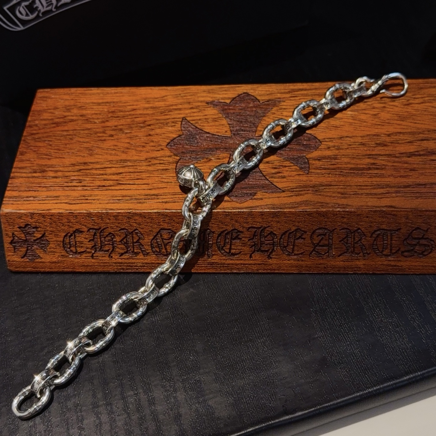  新款【专柜品质】Chrome Hearts克罗心经典字母手链 ，凹凸造型不同的花纹设计风格呈现出与众不