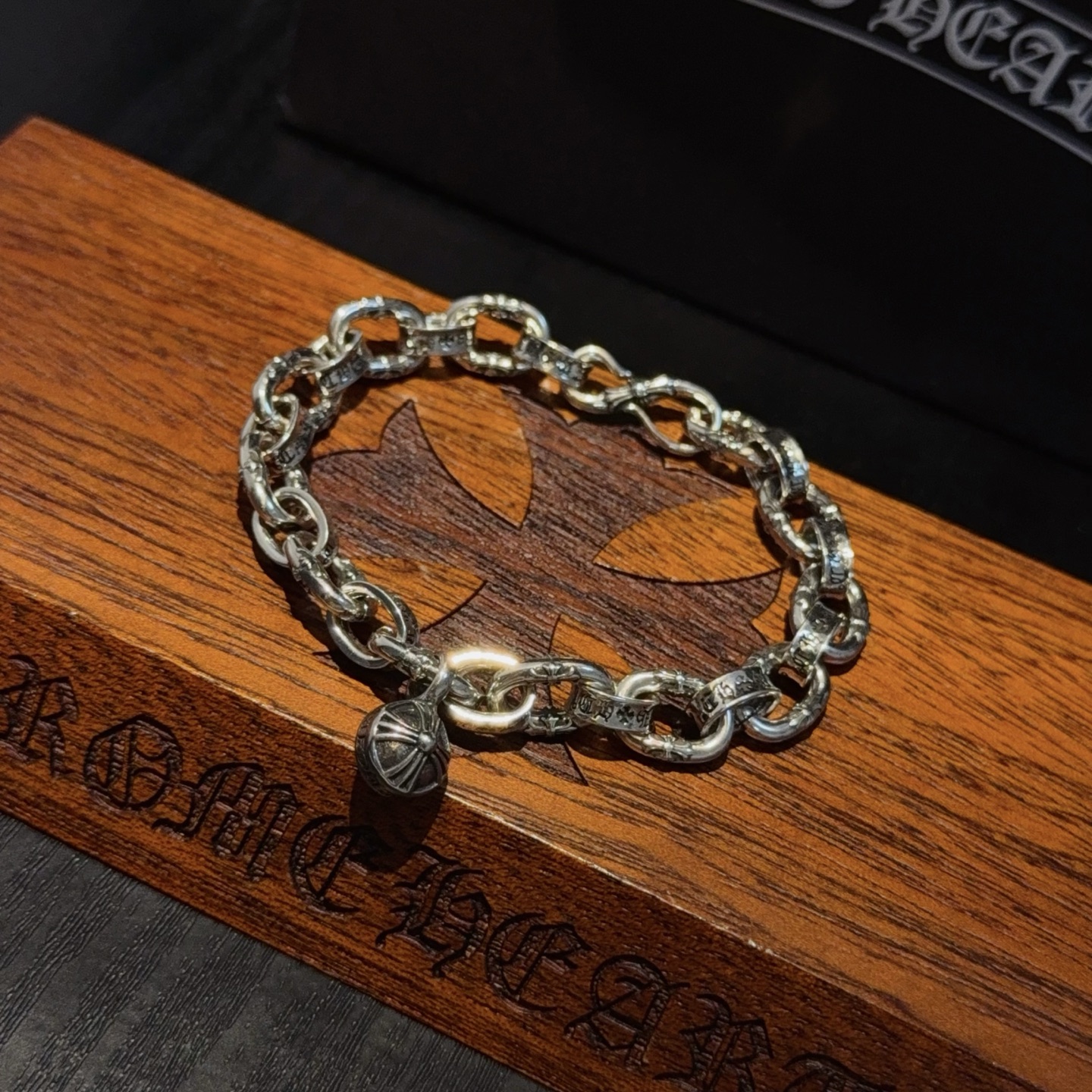  新款【专柜品质】Chrome Hearts克罗心经典字母手链 ，凹凸造型不同的花纹设计风格呈现出与众不