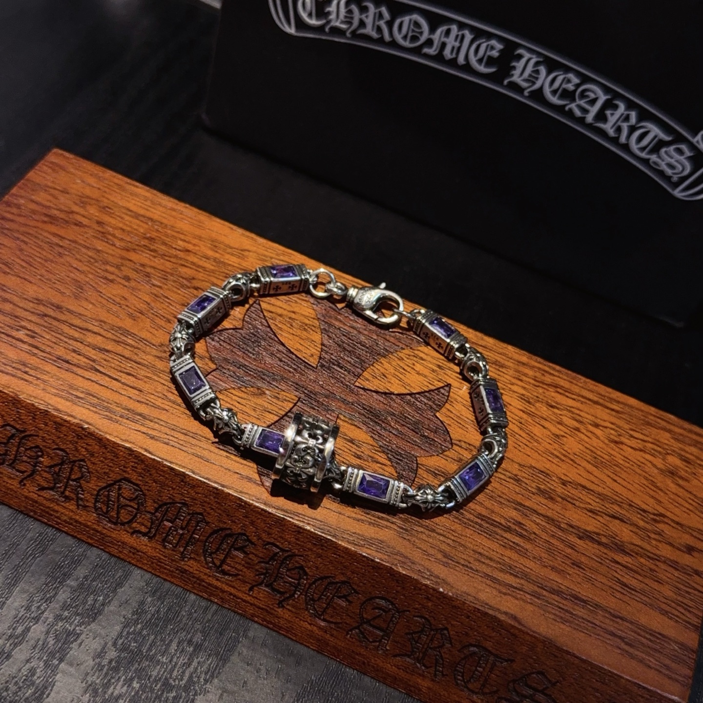   新款【专柜品质】Chrome Hearts克罗心紫钻十字花手链 ，凹凸造型不同的花纹设计风格呈现出与
