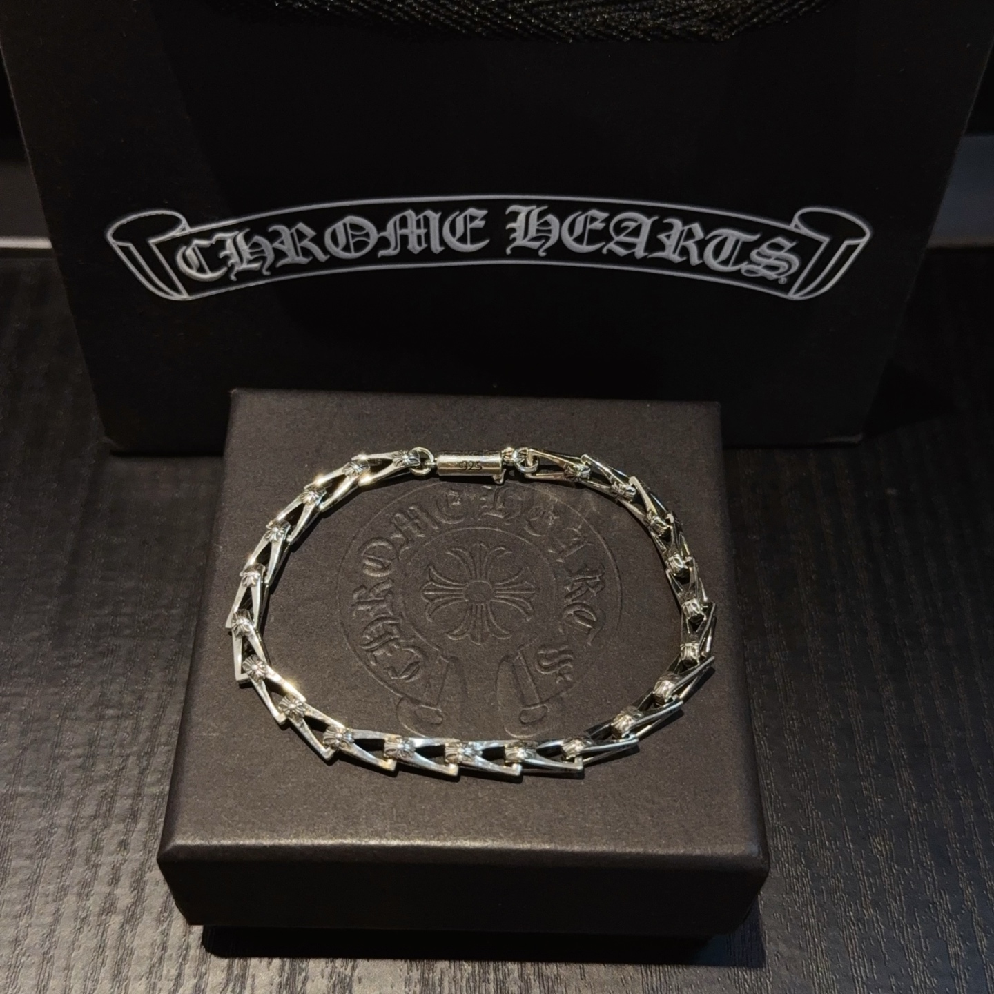  新款【专柜品质】Chrome Hearts克罗心经典十字花手链 ，凹凸造型不同的花纹设计风格呈现出与众