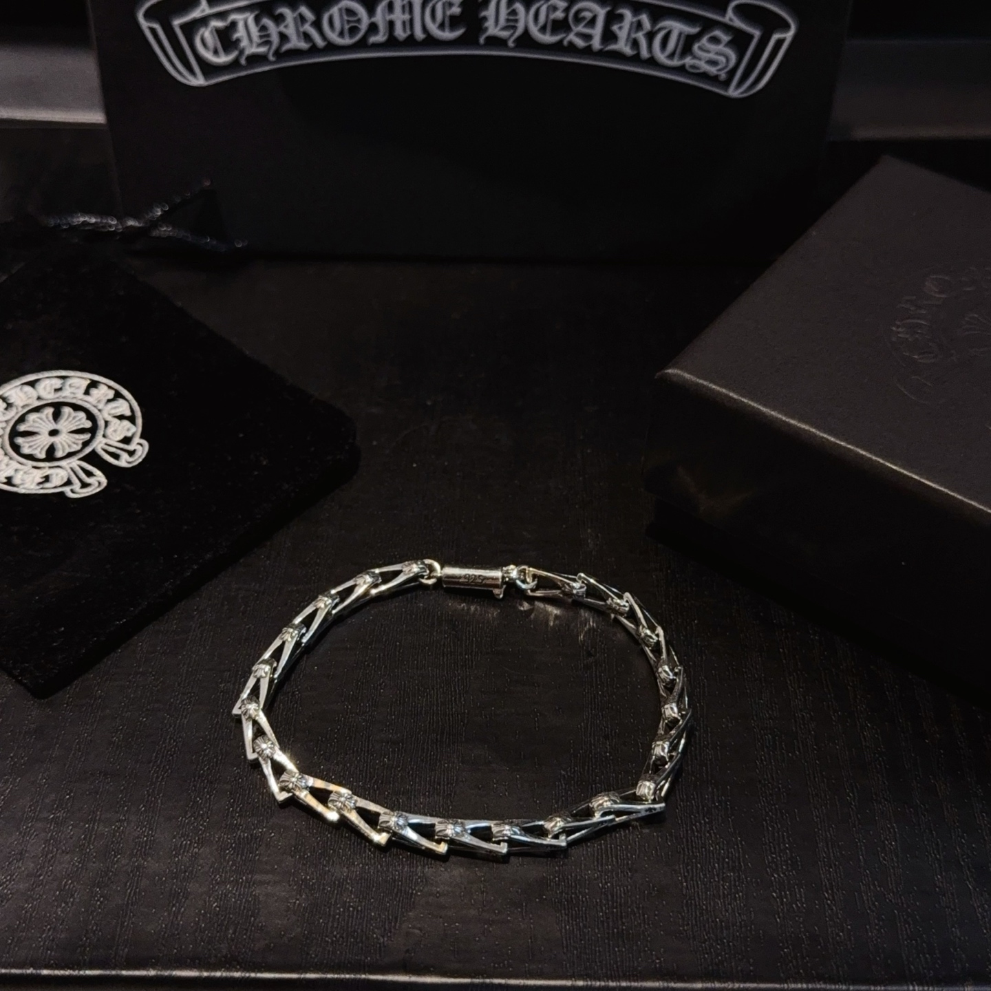  新款【专柜品质】Chrome Hearts克罗心经典十字花手链 ，凹凸造型不同的花纹设计风格呈现出与众