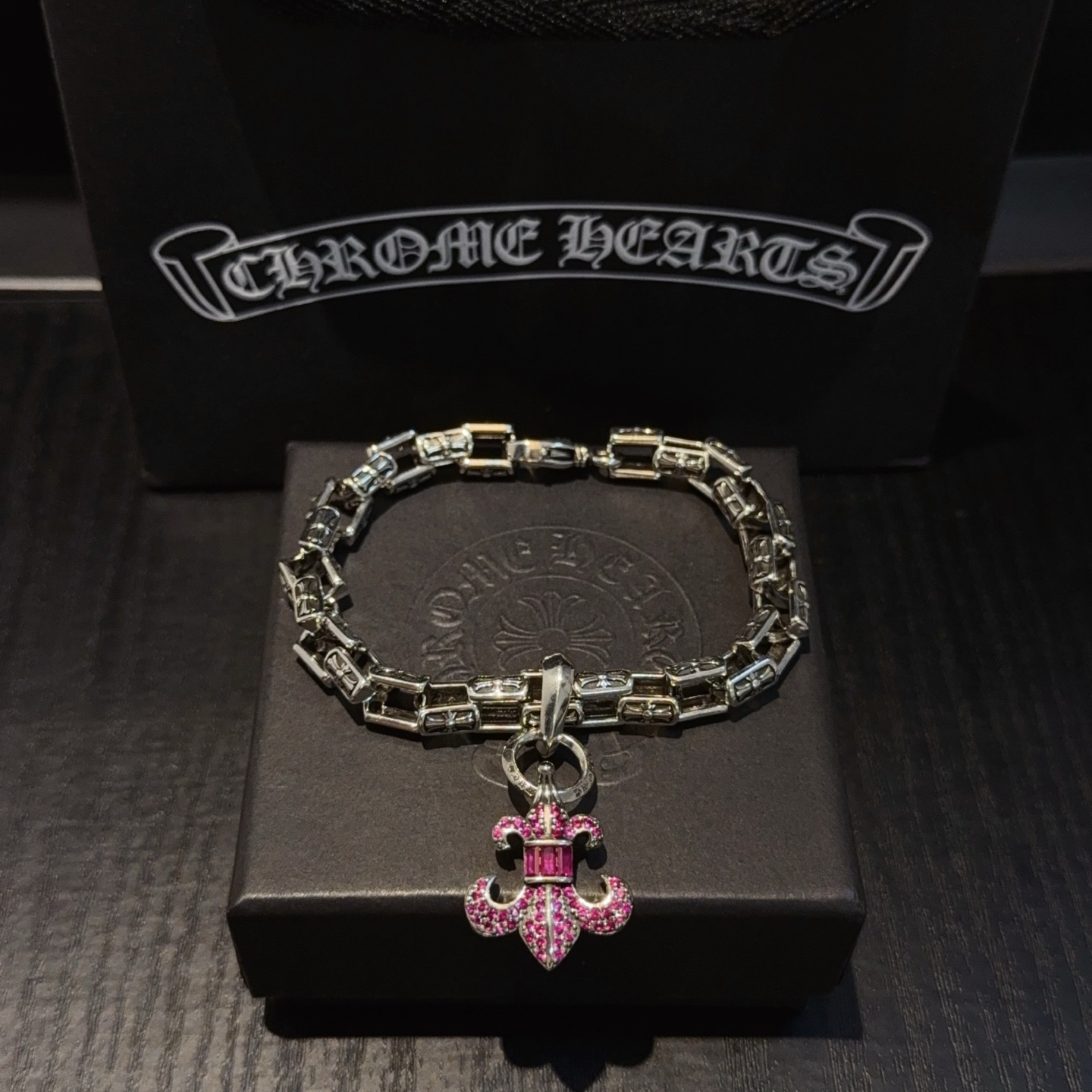   新款【专柜品质】Chrome Hearts克罗心十字架手链 ，凹凸造型不同的花纹设计风格呈现出与众不