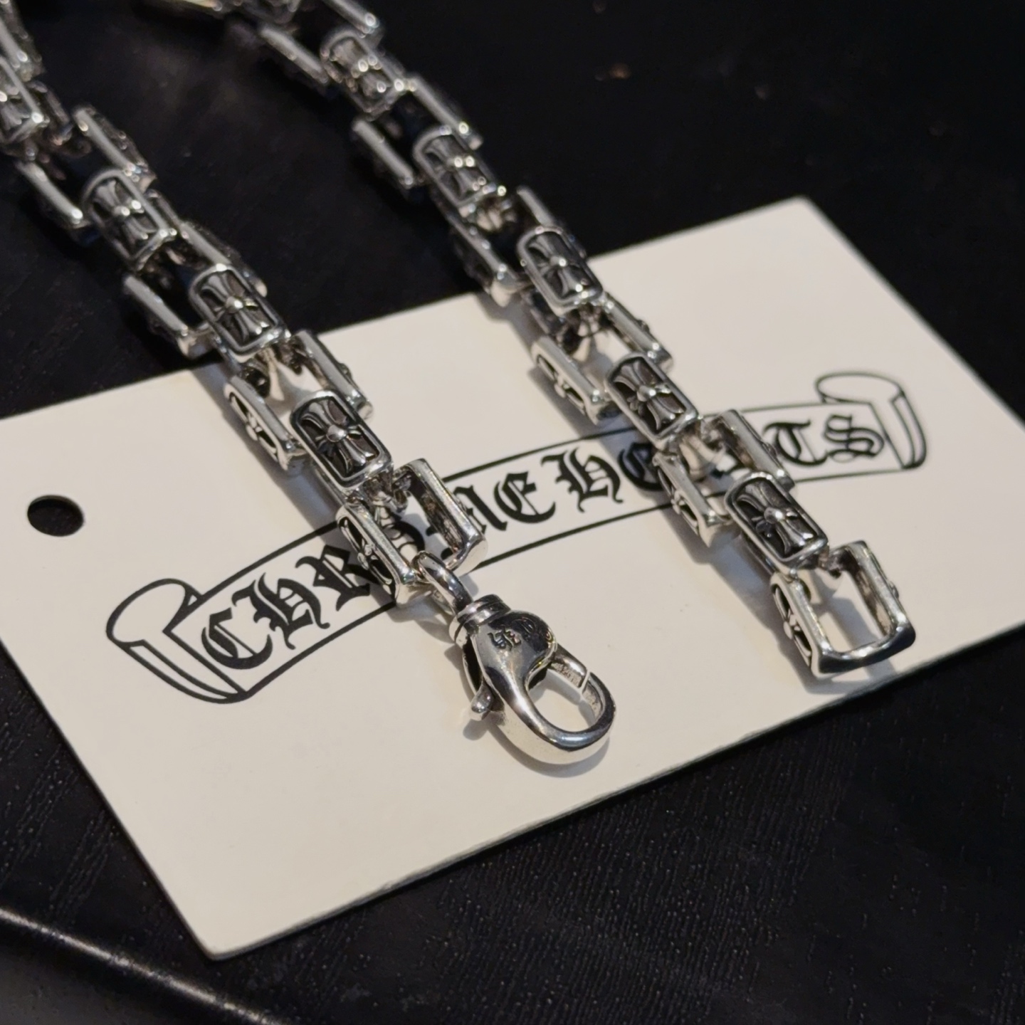   新款【专柜品质】Chrome Hearts克罗心十字架手链 ，凹凸造型不同的花纹设计风格呈现出与众不