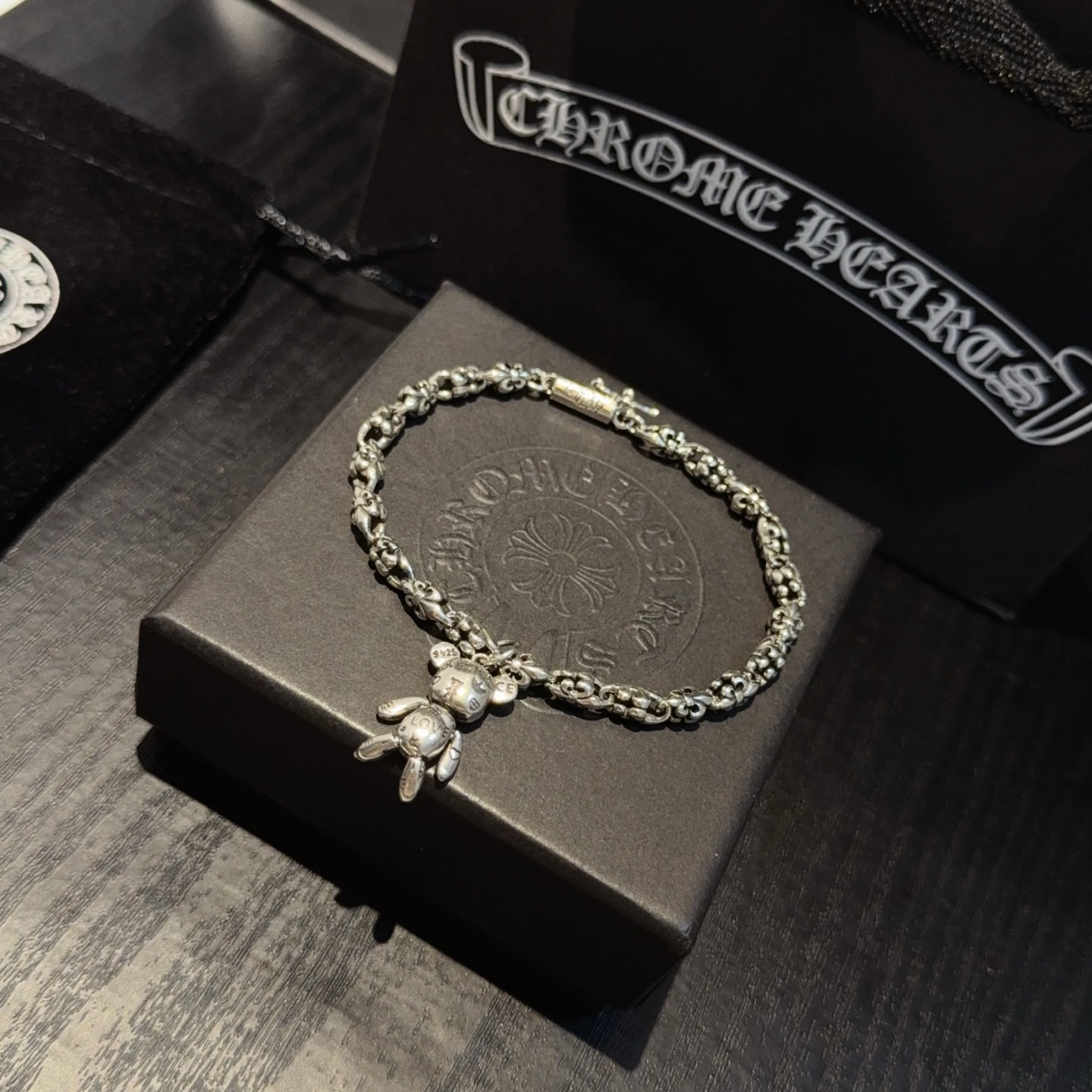  新款【专柜品质】Chrome Hearts克罗心经典童军花手链 ，凹凸造型不同的花纹设计风格呈现出与