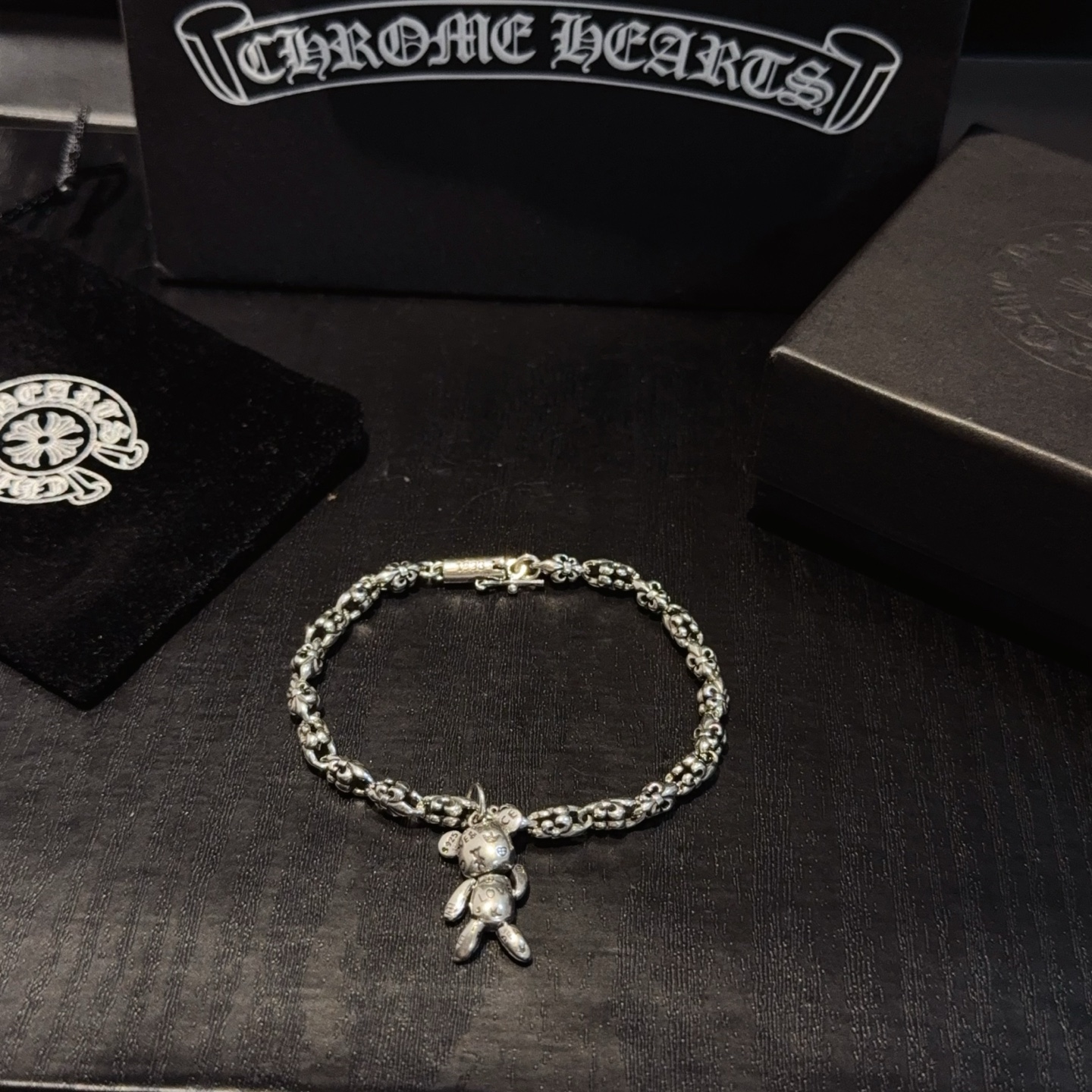   新款【专柜品质】Chrome Hearts克罗心经典童军花手链 ，凹凸造型不同的花纹设计风格呈现出与