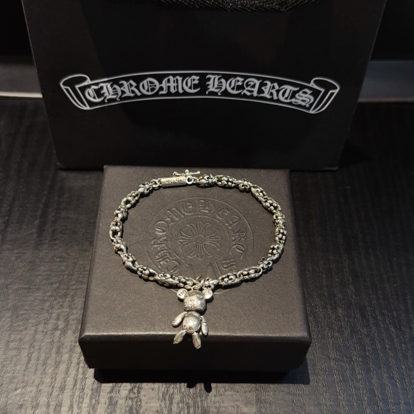   新款【专柜品质】Chrome Hearts克罗心经典童军花手链 ，凹凸造型不同的花纹设计风格呈现出与