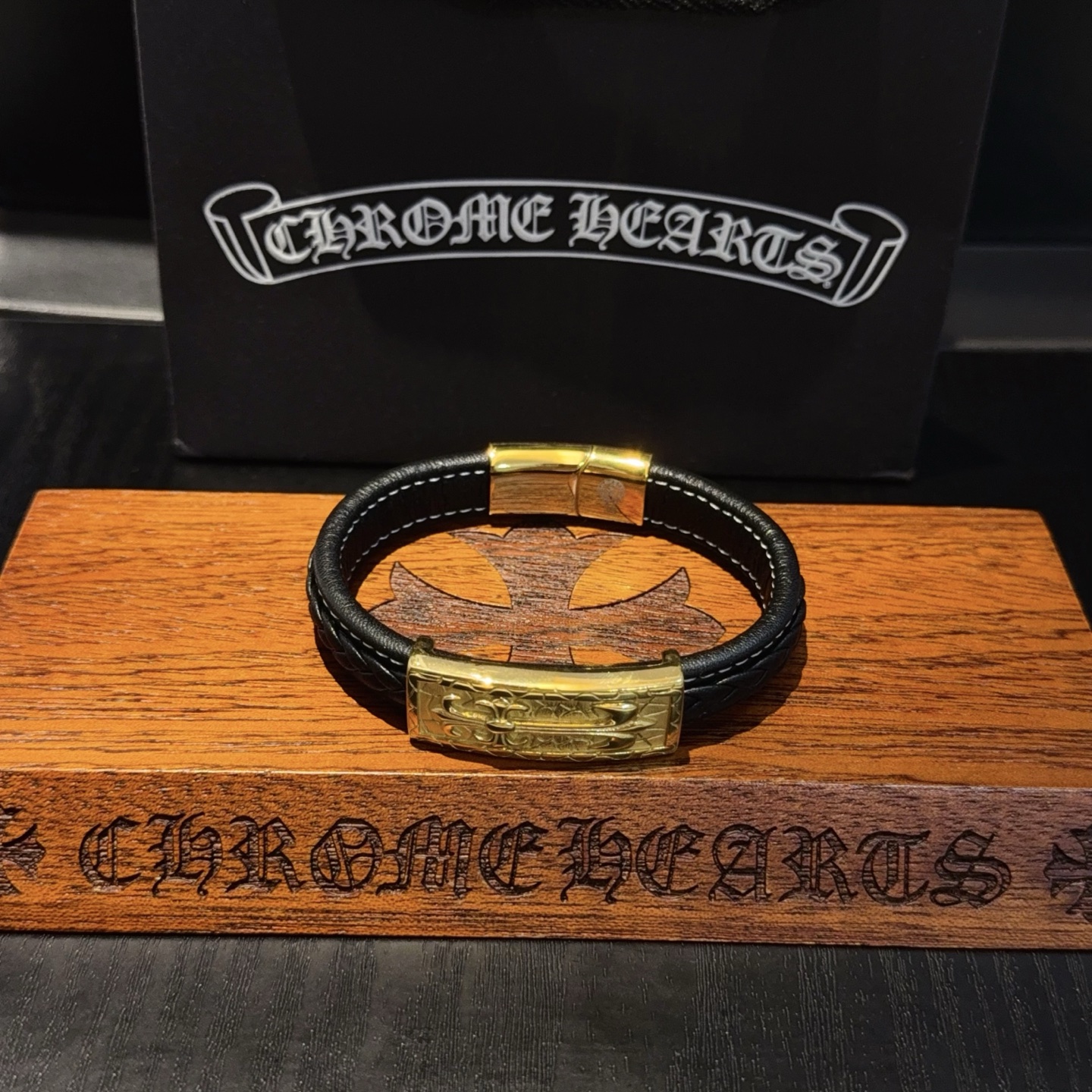   新款【专柜品质】Chrome Hearts克罗心经典复古十字架皮绳手镯 凹凸造型不同的花纹设计风格呈