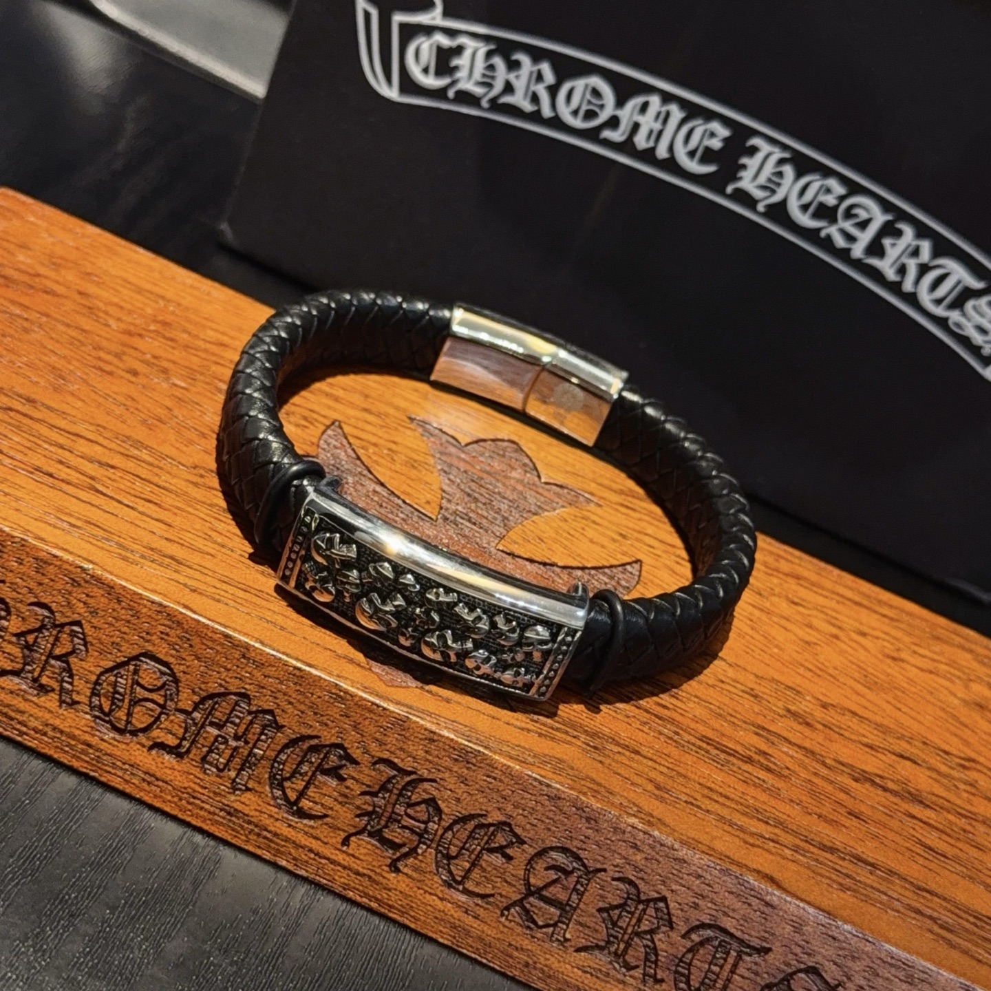   新款【专柜品质】Chrome Hearts克罗心经典复古皮绳手镯 凹凸造型不同的花纹设计风格呈现出与