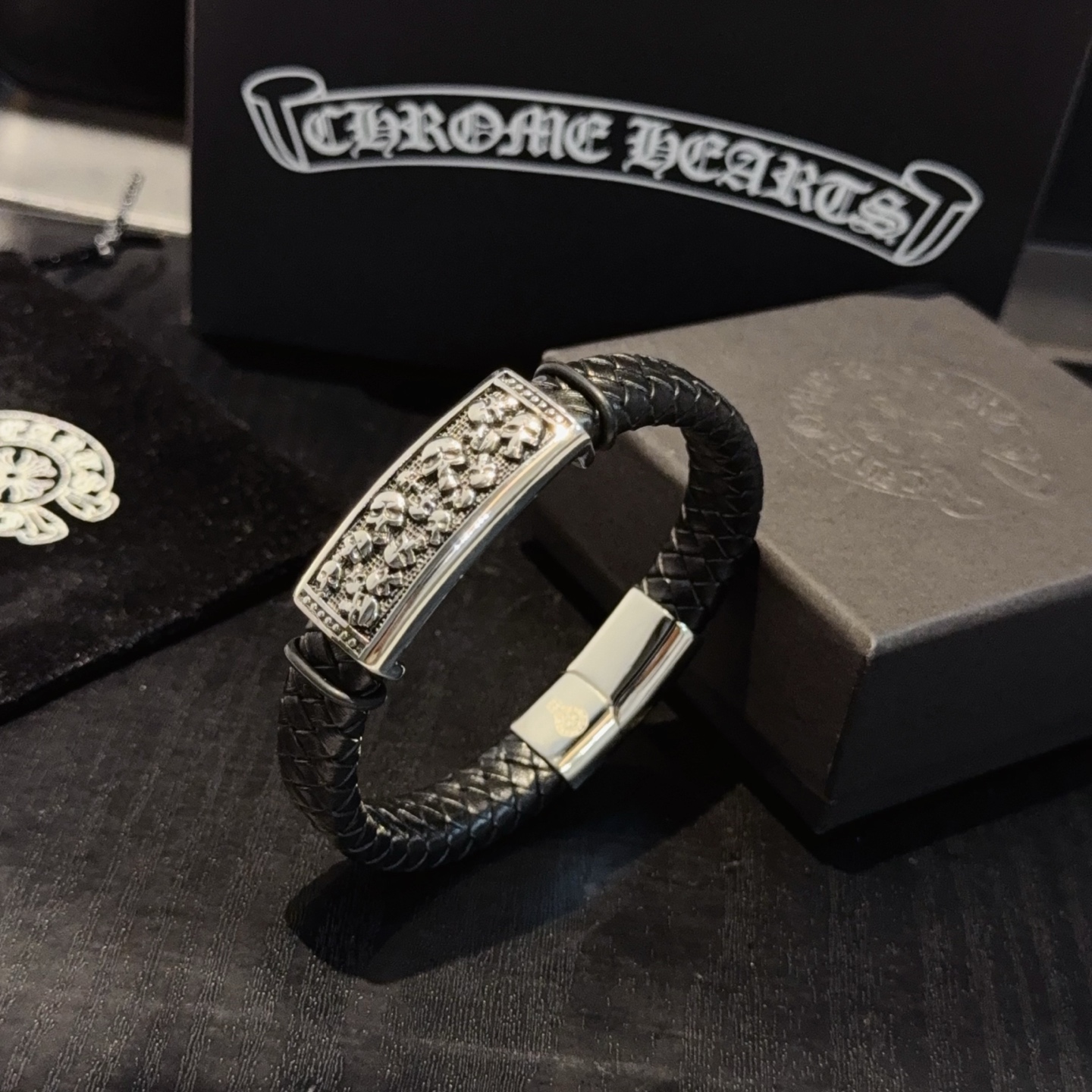   新款【专柜品质】Chrome Hearts克罗心经典复古皮绳手镯 凹凸造型不同的花纹设计风格呈现出与