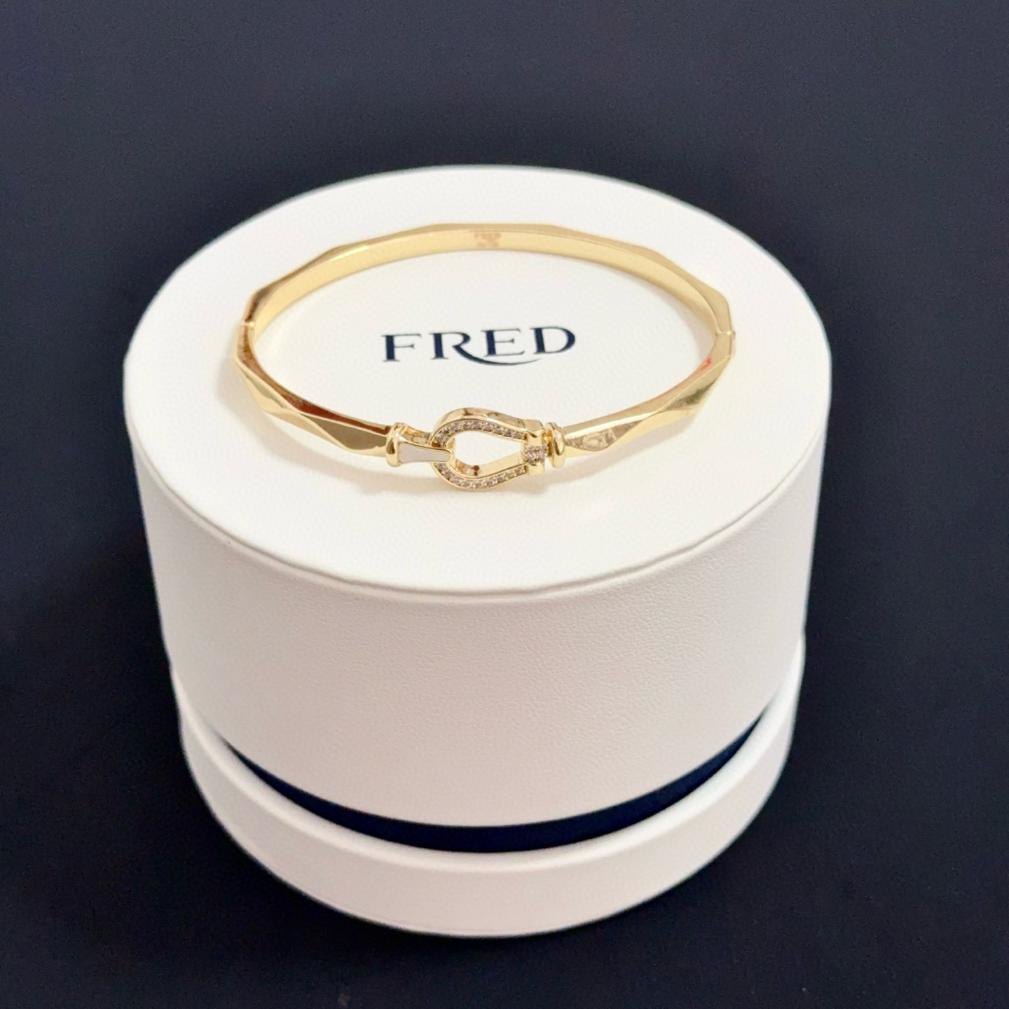 NO:516269,Popular Feredman Diamond Horseshoe Buckler Bracelet, classic and versatile, Internet celebrity expert, a must-have item for fashion, fashionable and exquisite, 11 pairs of customized versions, the difference is that the ordinary version on the market, thickened electroplating 18k process, the effect is very versatile!  !  , jewelry quality, bracelet19860909火爆 费雷德满钻马蹄扣手镯,经典百搭,网红达人 时尚一族备必单品,时尚精致,11对版定制,区别在于市面上普通版本,加厚电镀18k工艺,上手效果非常百搭！！,饰品精品,bracelet,Jewelry