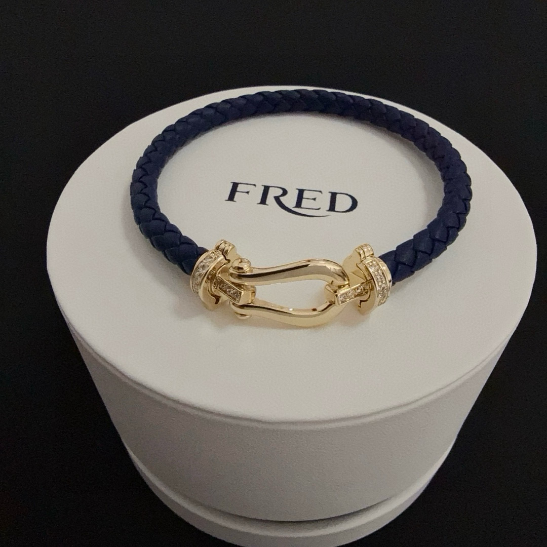 NO:378975,Popular Ferederik diamond-inlaid horseshoe buckle/bracelet, classic and versatile, internet celebrity expert, a must-have item for fashion, fashionable and exquisite, 11 pairs of customized versions, thickened electroplating 18k technology, different from the ordinary version on the market, the effect of getting used is very versatile!  !  , jewelry quality, bracelet19860909火爆 费雷德满钻镶钻马蹄扣／手链,经典百搭,网红达人 时尚一族备必单品,时尚精致,11对版定制,加厚电镀18k工艺,区别市面上普通版本上手效果非常百搭！！,饰品精品,bracelet,Jewelry