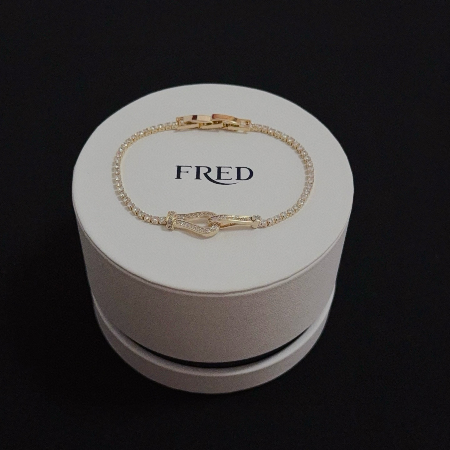 NO:379000,Popular Ferederik diamond-inlaid horseshoe buckle bracelet, classic and versatile, internet celebrity expert, a must-have item for fashion, fashionable and exquisite, 11 pairs of customized versions, thickened electroplating 18k technology, different from the ordinary version on the market, the effect of getting used is very versatile!  !  , jewelry quality, bracelet19860909火爆 费雷德满钻镶钻马蹄扣手链,经典百搭,网红达人 时尚一族备必单品,时尚精致,11对版定制,加厚电镀18k工艺,区别市面上普通版本上手效果非常百搭！！,饰品精品,bracelet,Jewelry