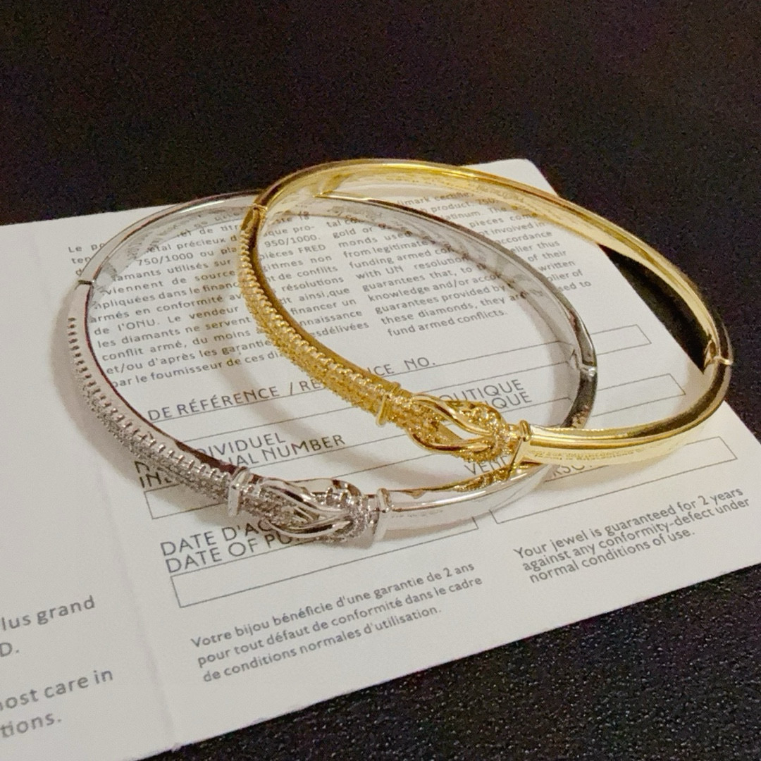 NO:379089,Popular Feredman Diamond 8-character buckle bracelet, classic and versatile, internet celebrity expert, a must-have item for fashion, fashionable and exquisite, 11 pairs of customized versions, the difference is that the ordinary version on the market, thickened electroplating 18k process, the effect is very versatile!  !  Silver .gold, jewelry fine, bracelet19860909火爆 费雷德满钻8字扣手镯,经典百搭,网红达人 时尚一族备必单品,时尚精致,11对版定制,区别在于市面上普通版本,加厚电镀18k工艺,上手效果非常百搭！！银色 .金色,饰品精品,bracelet,Jewelry