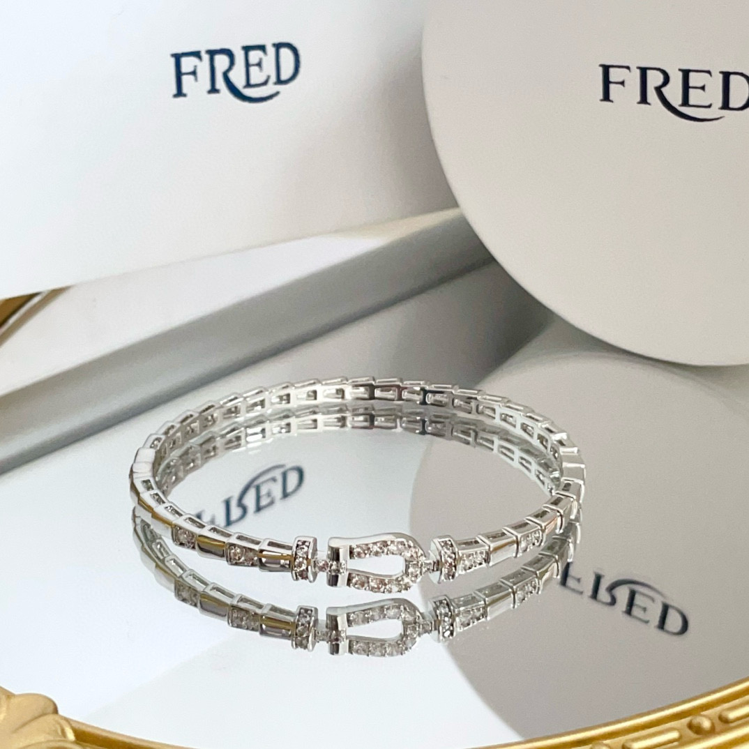 NO:379093,Popular Feredman Diamond Horseshoe Buckler Bracelet, classic and versatile, Internet celebrity expert, a must-have item for fashion, fashionable and exquisite, 11 pairs of customized versions, the difference is that the ordinary version on the market, thickened electroplating 18k process, the effect is very versatile!  !  , jewelry quality, bracelet19860909火爆 费雷德满钻马蹄扣手镯,经典百搭,网红达人 时尚一族备必单品,时尚精致,11对版定制,区别在于市面上普通版本,加厚电镀18k工艺,上手效果非常百搭！！,饰品精品,bracelet,Jewelry
