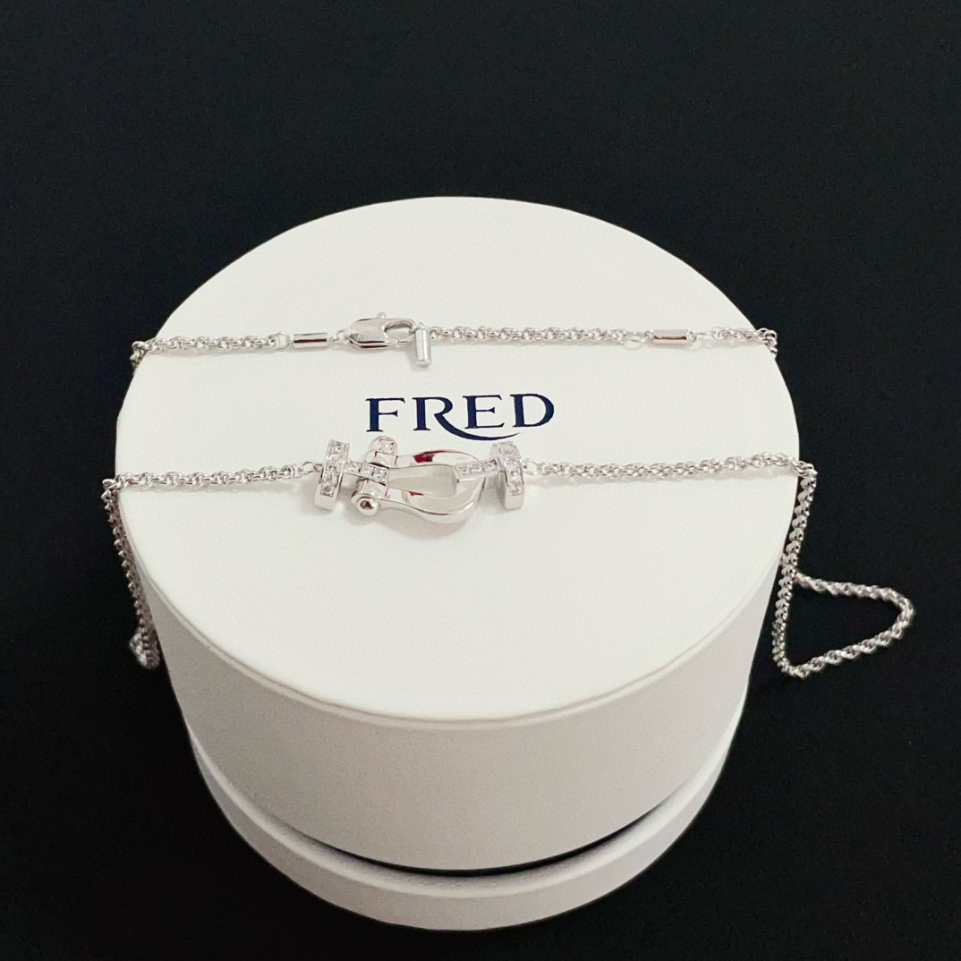 NO:379073,Fered half-diamond 8-character buckle necklace, seiko micro-insert, high-end customization, counter material, thickened electroplating technology, logo, very iconic, simple and a bit light luxury, and casual matching is very fashionable!  The 8-character buckle is also called the wealth buckle, which means attracting wealth and blessings, and infinite luck!  Platinum, gold, jewelry, necklace, gold19860909费雷德半钻8字扣项链,精工微镶,高端定制,专柜材质,加厚电镀工艺,带logo,非常有标志性,简洁又有点轻奢的感觉,随意搭配都很有时尚感！8字扣又称发财扣,寓意招财纳福,无限幸运！白金色、黄金色入,饰品精品,necklace,gold,Jewelry