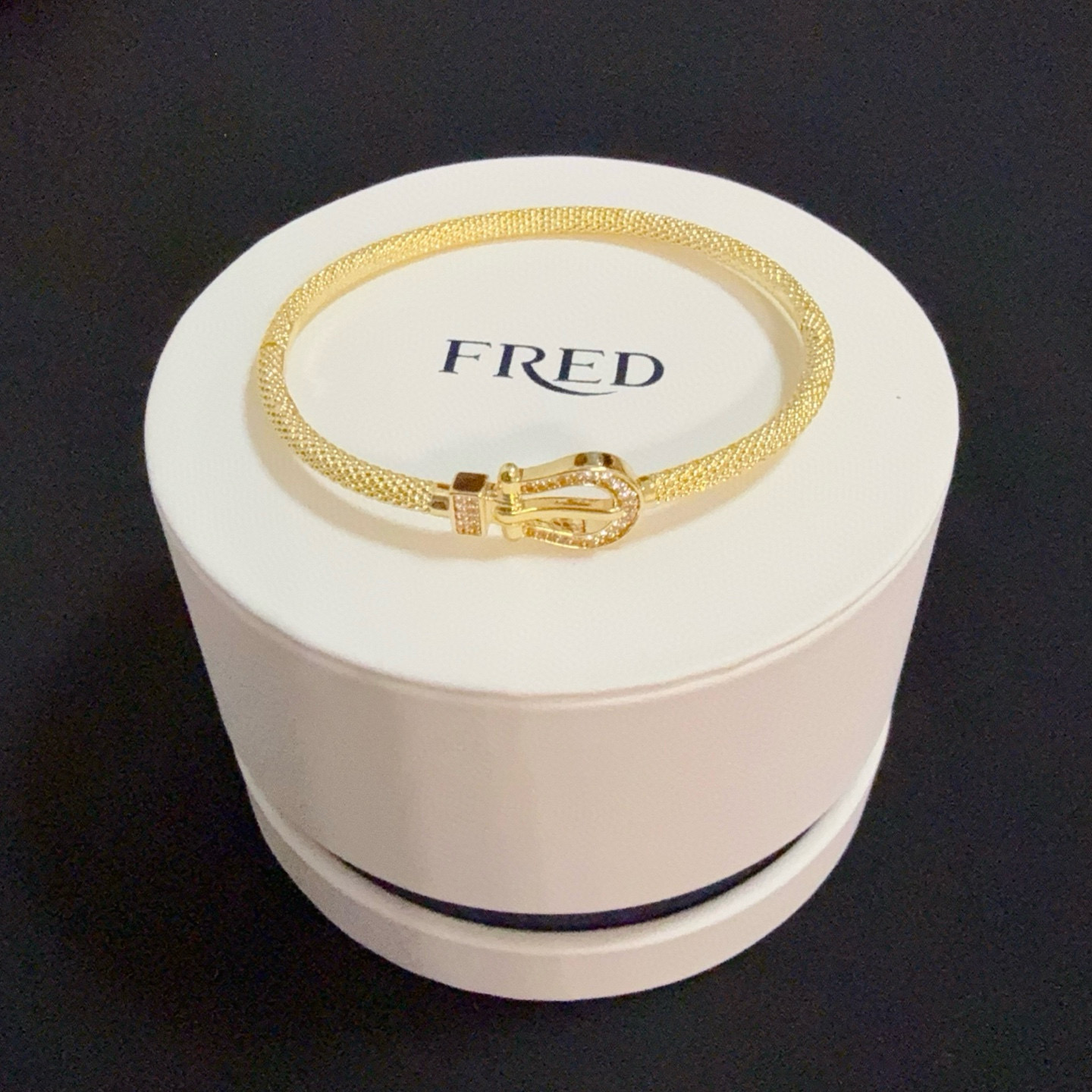 NO:379078,Popular Feredman Diamond Horseshoe Buckle Bracelet Classic and versatile, Internet celebrity expert A must-have item for fashion, fashionable and exquisite, 11 pairs of customized versions, thickened electroplating 18k technology, different from the ordinary version on the market, the effect of getting used is very versatile!  !  , jewelry quality, bracelet19860909火爆 费雷德满钻马蹄扣手镯 经典百搭,网红达人 时尚一族备必单品,时尚精致,11对版定制,加厚电镀18k工艺,区别市面上普通版本上手效果非常百搭！！,饰品精品,bracelet,Jewelry