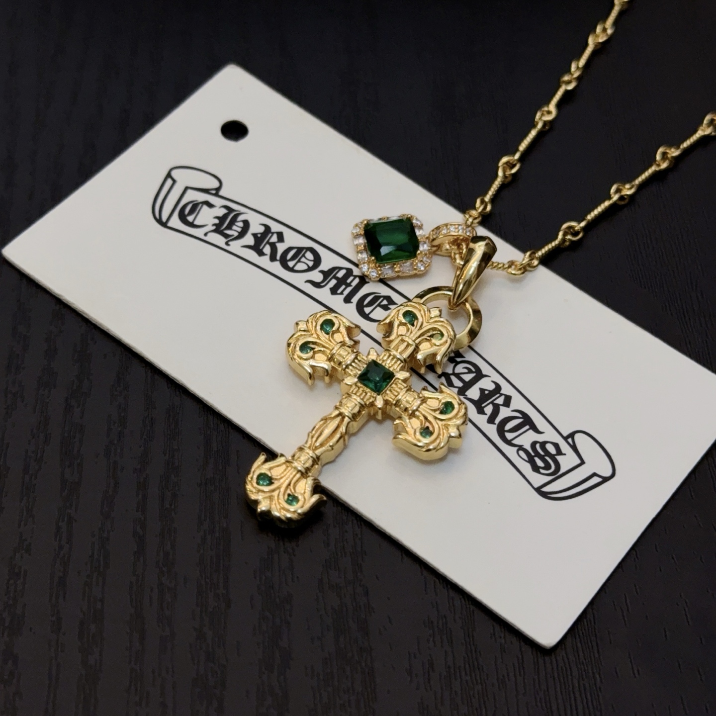 新款【专柜品质】Chrome Hearts克罗心绿钻火焰十字架项链 凹凸造型不同的花纹设计风格 呈现出与