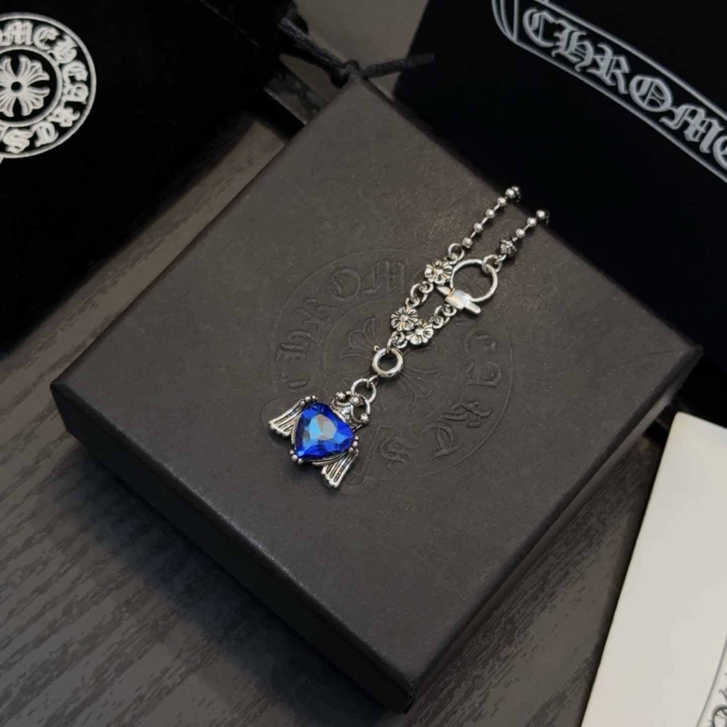 新款【专柜品质】Chrome Hearts克罗心十字花项链 蓝钻天使之翼吊坠 凹凸造型不同的花纹设计风格