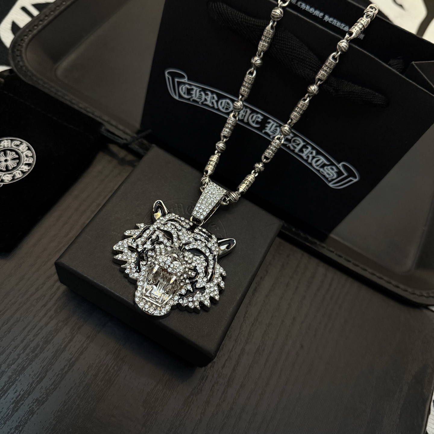 新款【专柜品质】Chrome Hearts克罗心多元素十字架虎头项链 凹凸造型不同的花纹设计风格 呈现出