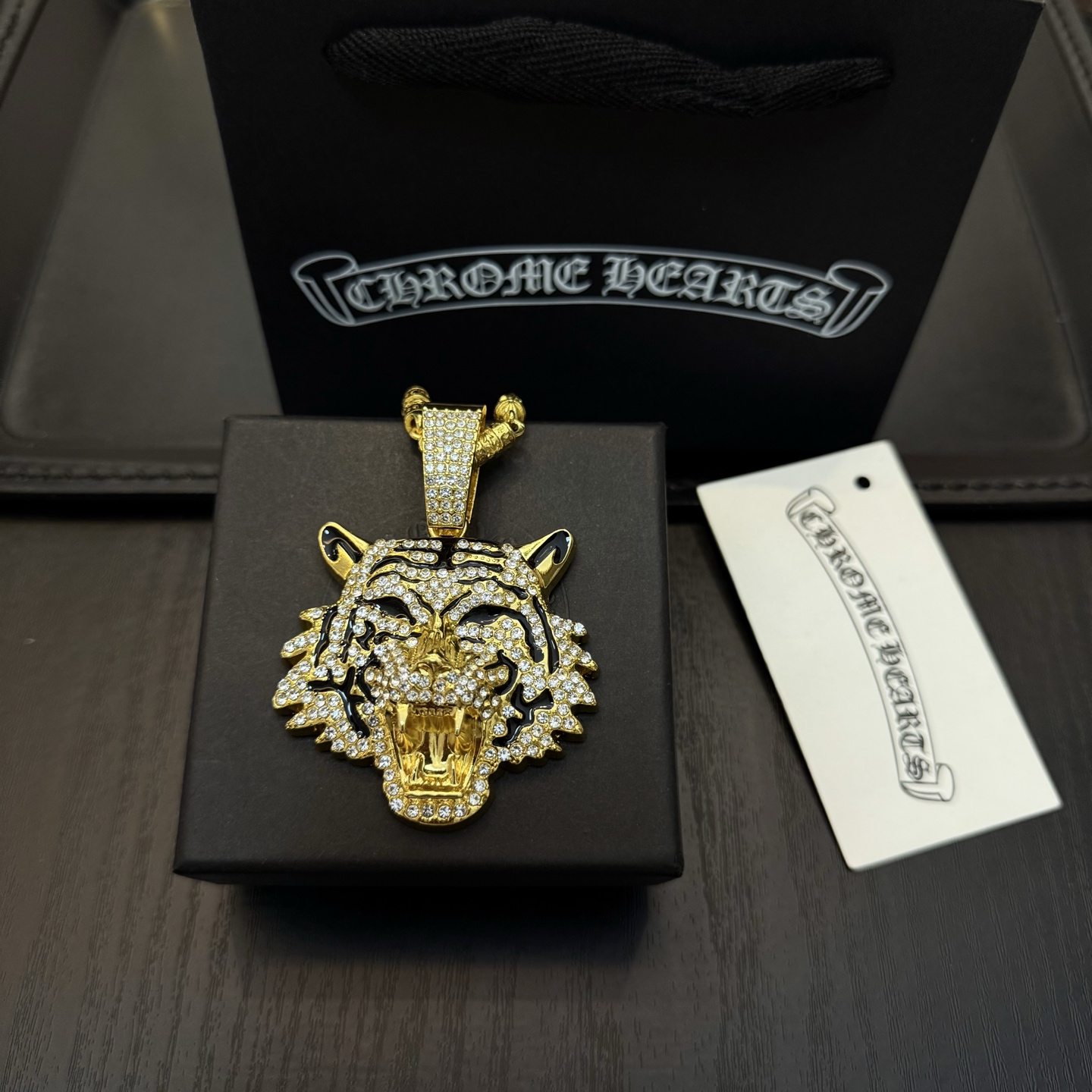 新款【专柜品质】Chrome Hearts克罗心黄金色多元素十字架虎头项链 凹凸造型不同的花纹设计风格 