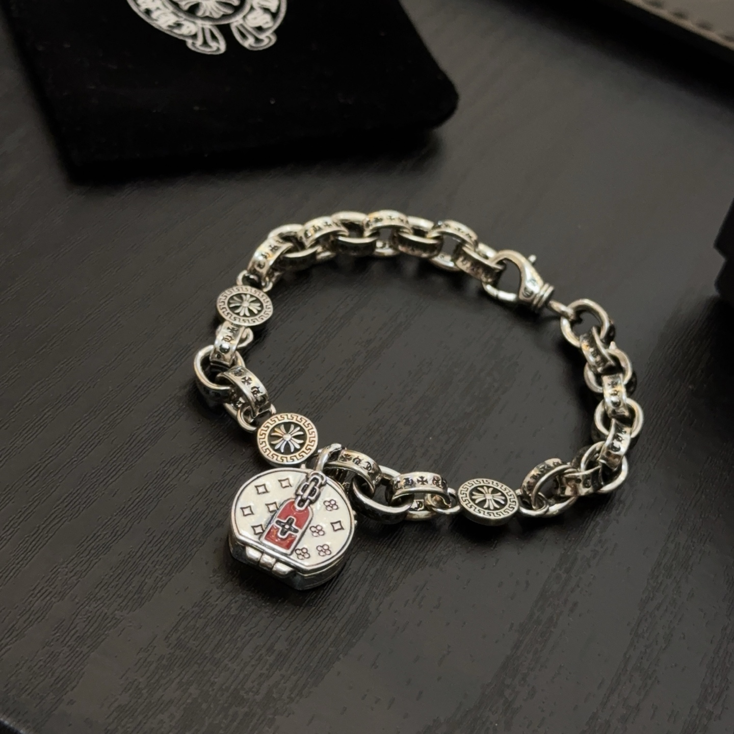 新款【专柜品质】Chrome Hearts克罗心十字花字母手链 凹凸造型不同的花纹设计风格 呈现出与众不